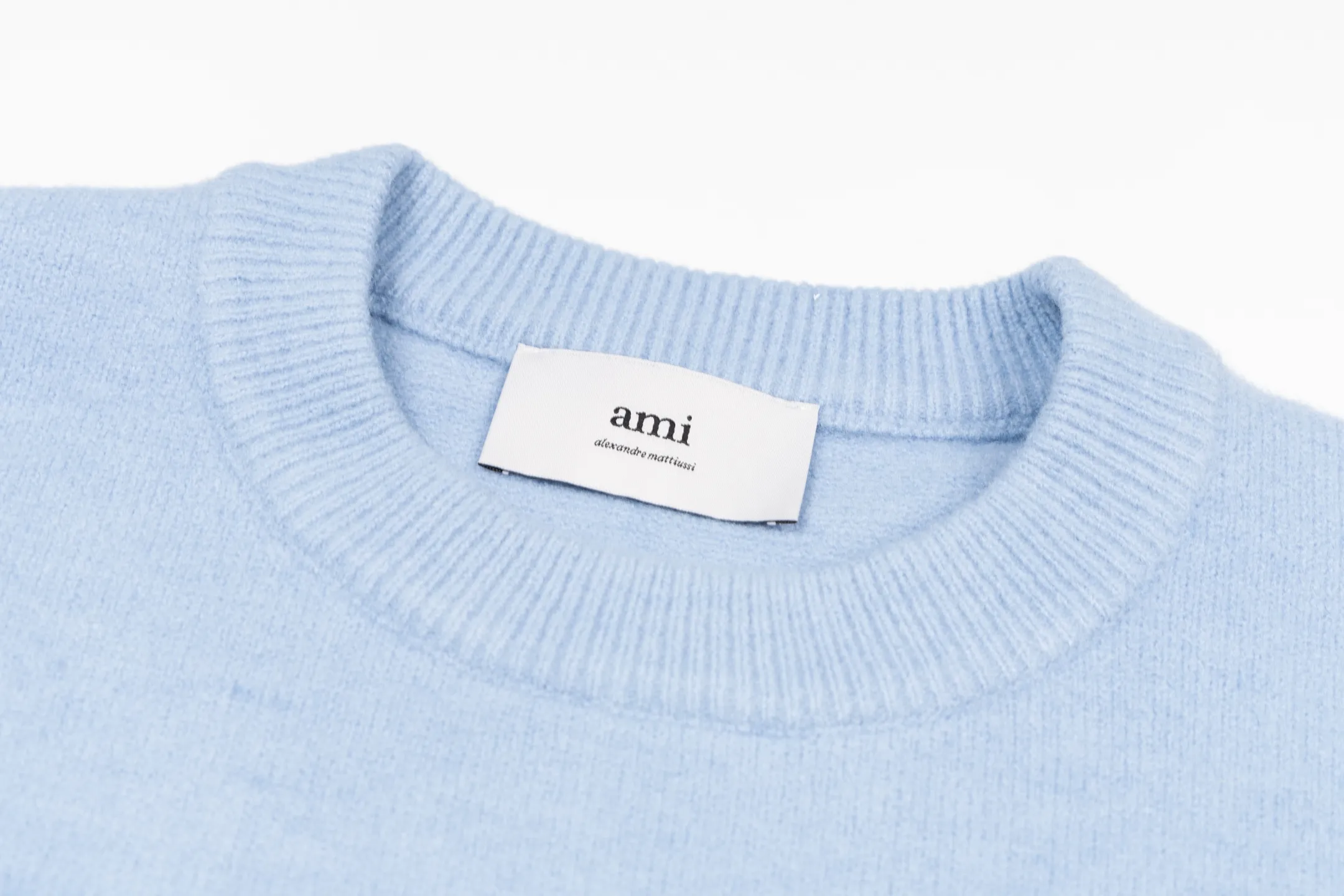 🅿️500 [Exclusive supply] Ami love jacquard crew neck sweater (blue) The original version was purchased for 2,006 and developed. The fabric is made of alpaca wool to maintain a stable shape. The stitching is even and firm, and the details are meticulously handled, reflecting the brand's strict control over quality. The overall design is simple and elegant, suitable for various occasions. Whether it is business or leisure, it can show an elegant and decent style. The overall wiring is straight and delicate, the fabric is comfortable and soft, and the color is consistent without color difference. It can be matched with the same style to create a fashionable look, and can be used in various occasions. Customized accessories, complete with three standards, the same style for men and women. Size:S-M-L-XL
