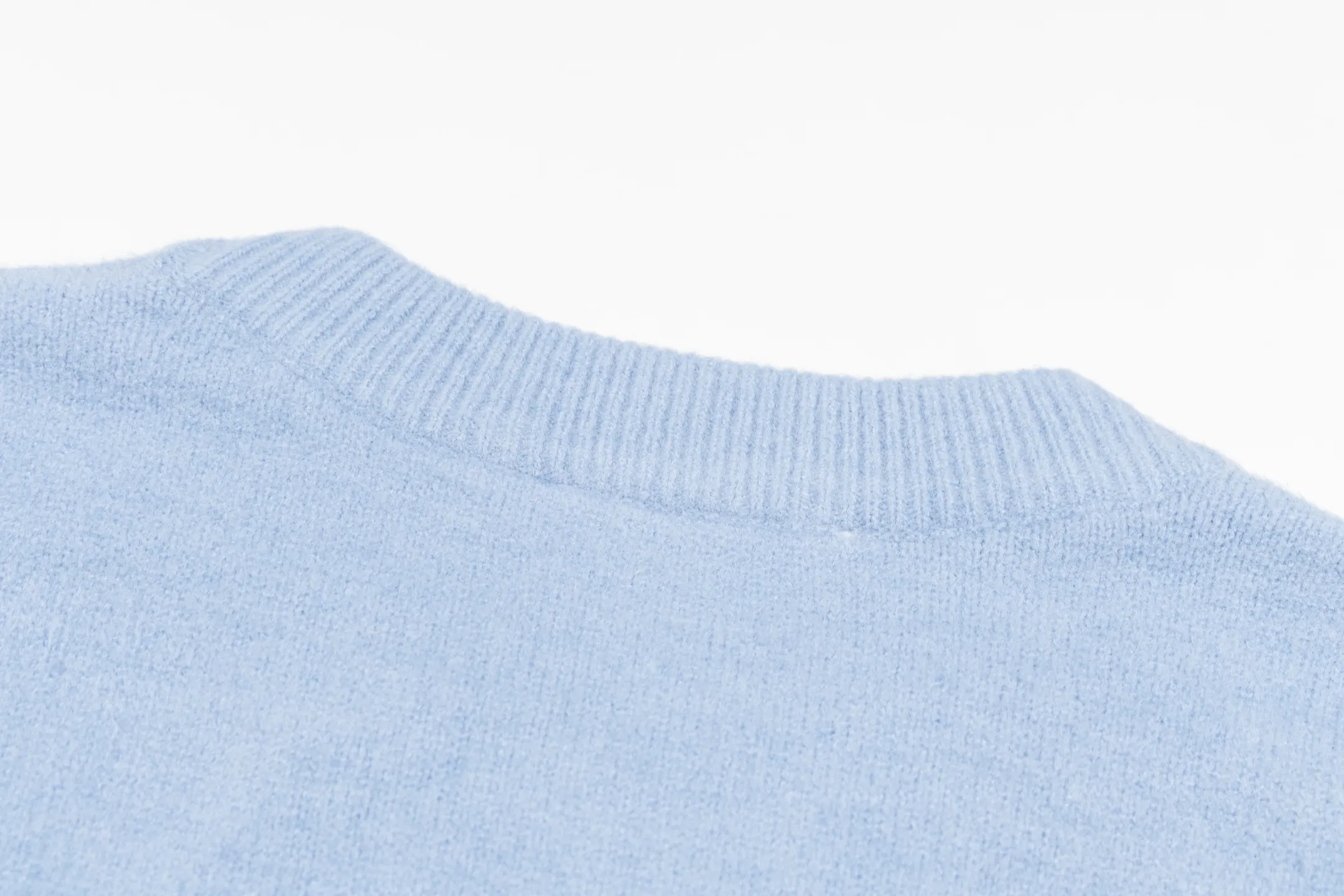 🅿️500 [Exclusive supply] Ami love jacquard crew neck sweater (blue) The original version was purchased for 2,006 and developed. The fabric is made of alpaca wool to maintain a stable shape. The stitching is even and firm, and the details are meticulously handled, reflecting the brand's strict control over quality. The overall design is simple and elegant, suitable for various occasions. Whether it is business or leisure, it can show an elegant and decent style. The overall wiring is straight and delicate, the fabric is comfortable and soft, and the color is consistent without color difference. It can be matched with the same style to create a fashionable look, and can be used in various occasions. Customized accessories, complete with three standards, the same style for men and women. Size:S-M-L-XL