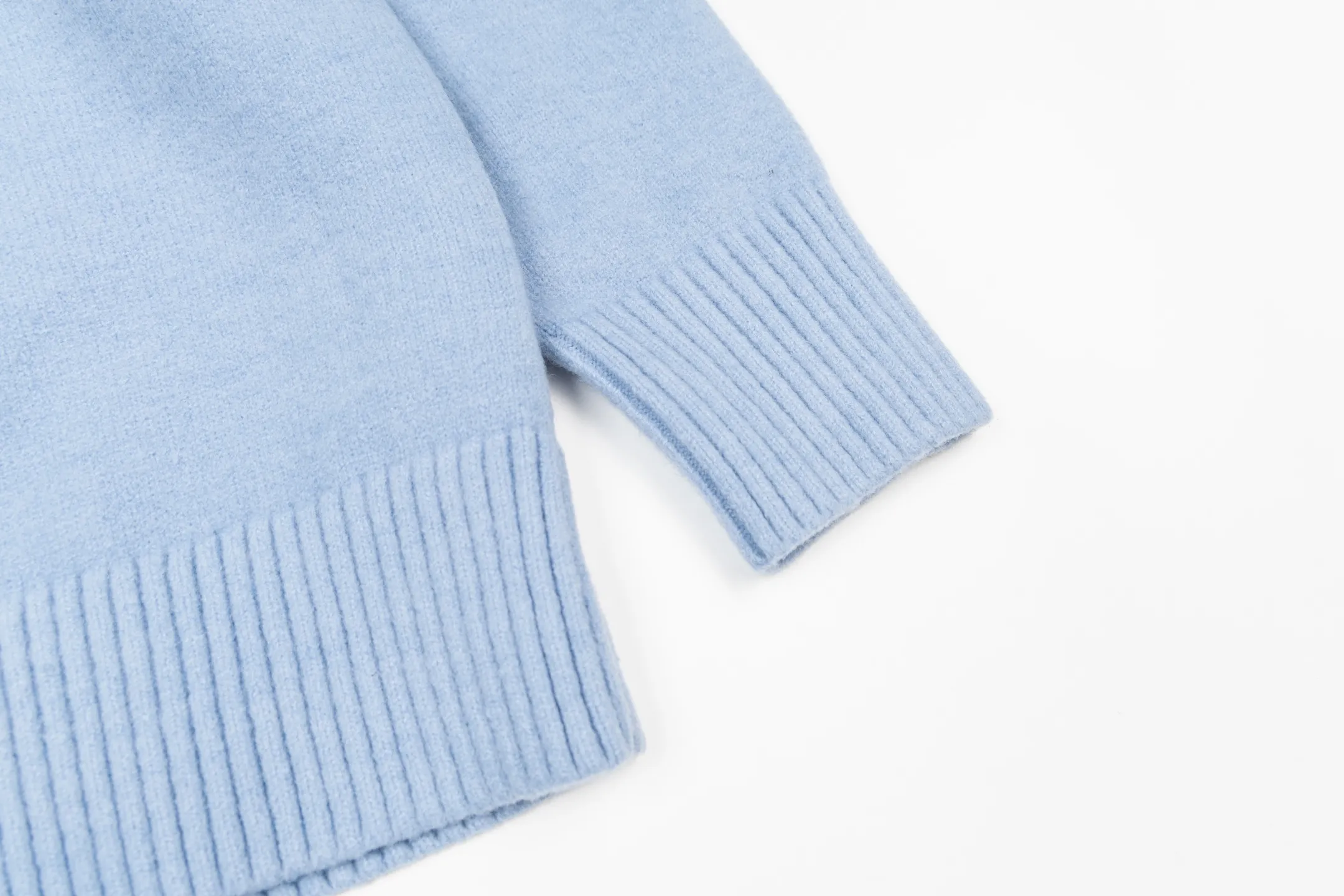 🅿️500 [Exclusive supply] Ami love jacquard crew neck sweater (blue) The original version was purchased for 2,006 and developed. The fabric is made of alpaca wool to maintain a stable shape. The stitching is even and firm, and the details are meticulously handled, reflecting the brand's strict control over quality. The overall design is simple and elegant, suitable for various occasions. Whether it is business or leisure, it can show an elegant and decent style. The overall wiring is straight and delicate, the fabric is comfortable and soft, and the color is consistent without color difference. It can be matched with the same style to create a fashionable look, and can be used in various occasions. Customized accessories, complete with three standards, the same style for men and women. Size:S-M-L-XL
