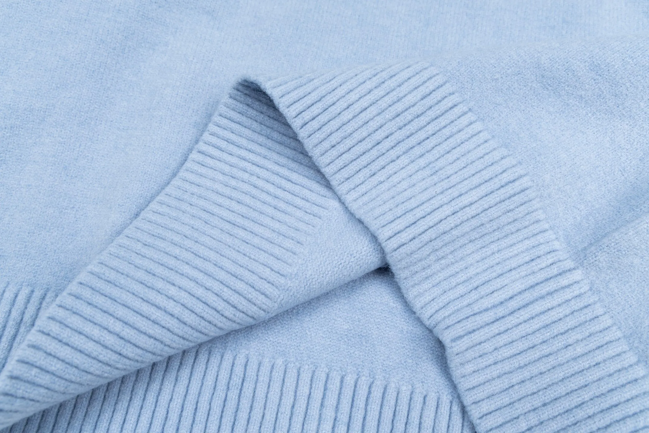 🅿️500 [Exclusive supply] Ami love jacquard crew neck sweater (blue) The original version was purchased for 2,006 and developed. The fabric is made of alpaca wool to maintain a stable shape. The stitching is even and firm, and the details are meticulously handled, reflecting the brand's strict control over quality. The overall design is simple and elegant, suitable for various occasions. Whether it is business or leisure, it can show an elegant and decent style. The overall wiring is straight and delicate, the fabric is comfortable and soft, and the color is consistent without color difference. It can be matched with the same style to create a fashionable look, and can be used in various occasions. Customized accessories, complete with three standards, the same style for men and women. Size:S-M-L-XL