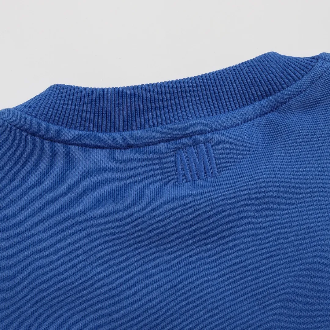 P150 Style No. 204 2025 embroidered large chapter style (15 colors in total) AMI 2025 autumn and winter classic large chapter round neck sweatshirt 15 colors to meet everyone’s needs. The fabric is made of 380g pure cotton fabric, which is thick and textured. The whole network’s counters purchase quality supporting output, which perfectly restores the genuine chapter. All the chapters are made of thick wool knitting. The absolute quality can be compared with any one in the market. There is no color difference in custom-dyed threads. The detailed accessories and tag packaging are all 1:1 with the genuine products, with the spirit of craftsmanship to give back to customers.   Color: Cailan Size: S M L XL