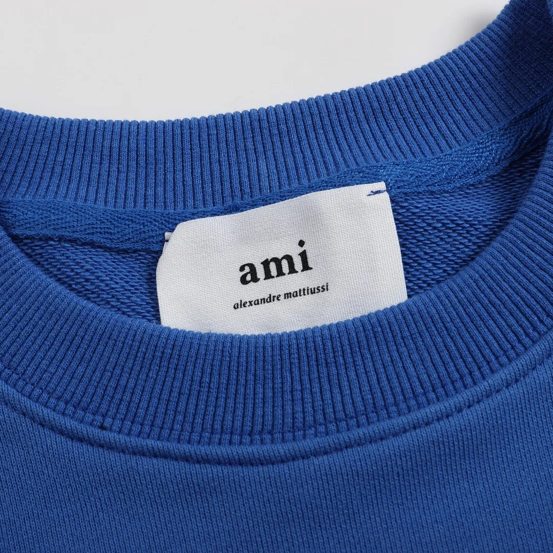 P150 Style No. 204 2025 embroidered large chapter style (15 colors in total) AMI 2025 autumn and winter classic large chapter round neck sweatshirt 15 colors to meet everyone’s needs. The fabric is made of 380g pure cotton fabric, which is thick and textured. The whole network’s counters purchase quality supporting output, which perfectly restores the genuine chapter. All the chapters are made of thick wool knitting. The absolute quality can be compared with any one in the market. There is no color difference in custom-dyed threads. The detailed accessories and tag packaging are all 1:1 with the genuine products, with the spirit of craftsmanship to give back to customers.   Color: Cailan Size: S M L XL