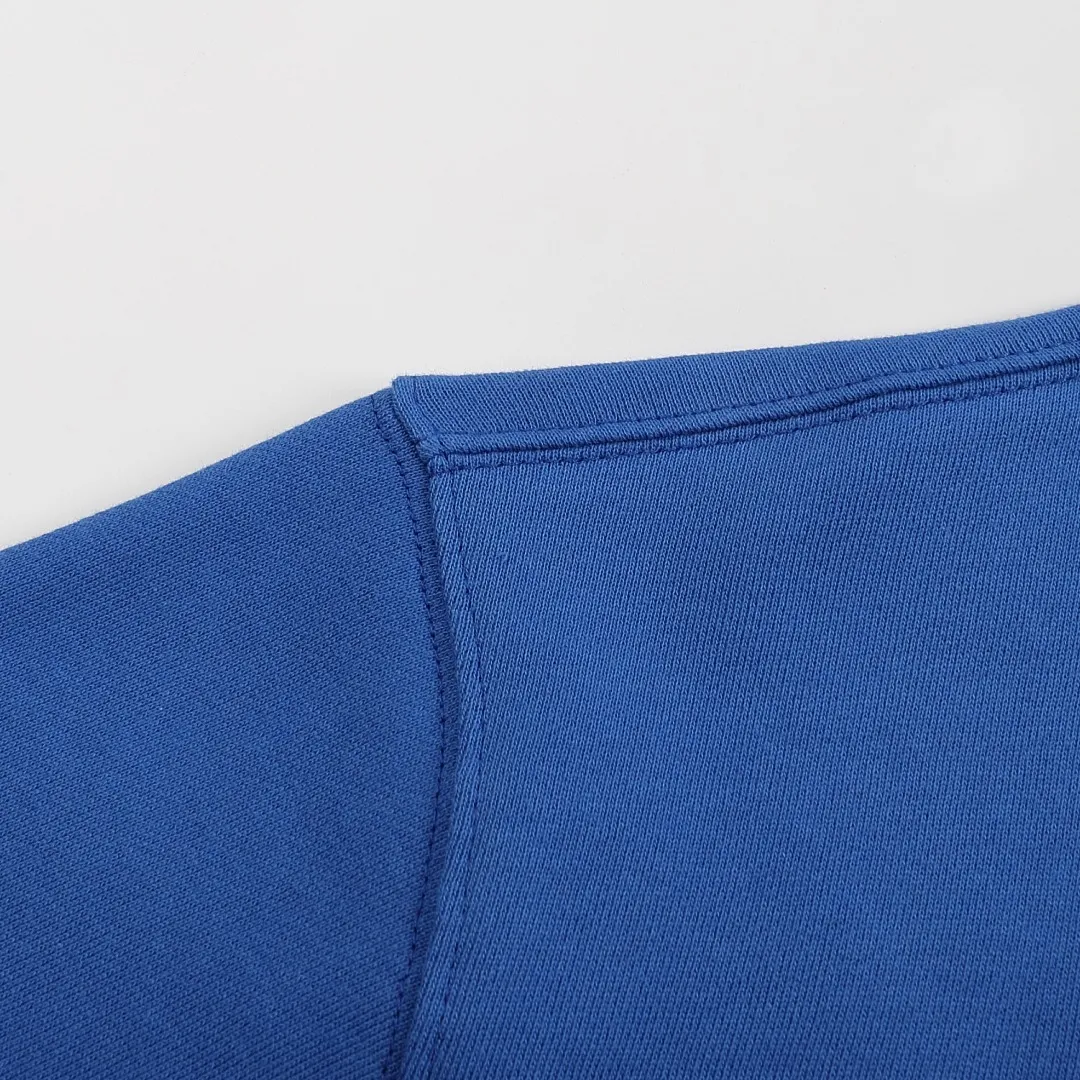 P150 Style No. 204 2025 embroidered large chapter style (15 colors in total) AMI 2025 autumn and winter classic large chapter round neck sweatshirt 15 colors to meet everyone’s needs. The fabric is made of 380g pure cotton fabric, which is thick and textured. The whole network’s counters purchase quality supporting output, which perfectly restores the genuine chapter. All the chapters are made of thick wool knitting. The absolute quality can be compared with any one in the market. There is no color difference in custom-dyed threads. The detailed accessories and tag packaging are all 1:1 with the genuine products, with the spirit of craftsmanship to give back to customers.   Color: Cailan Size: S M L XL