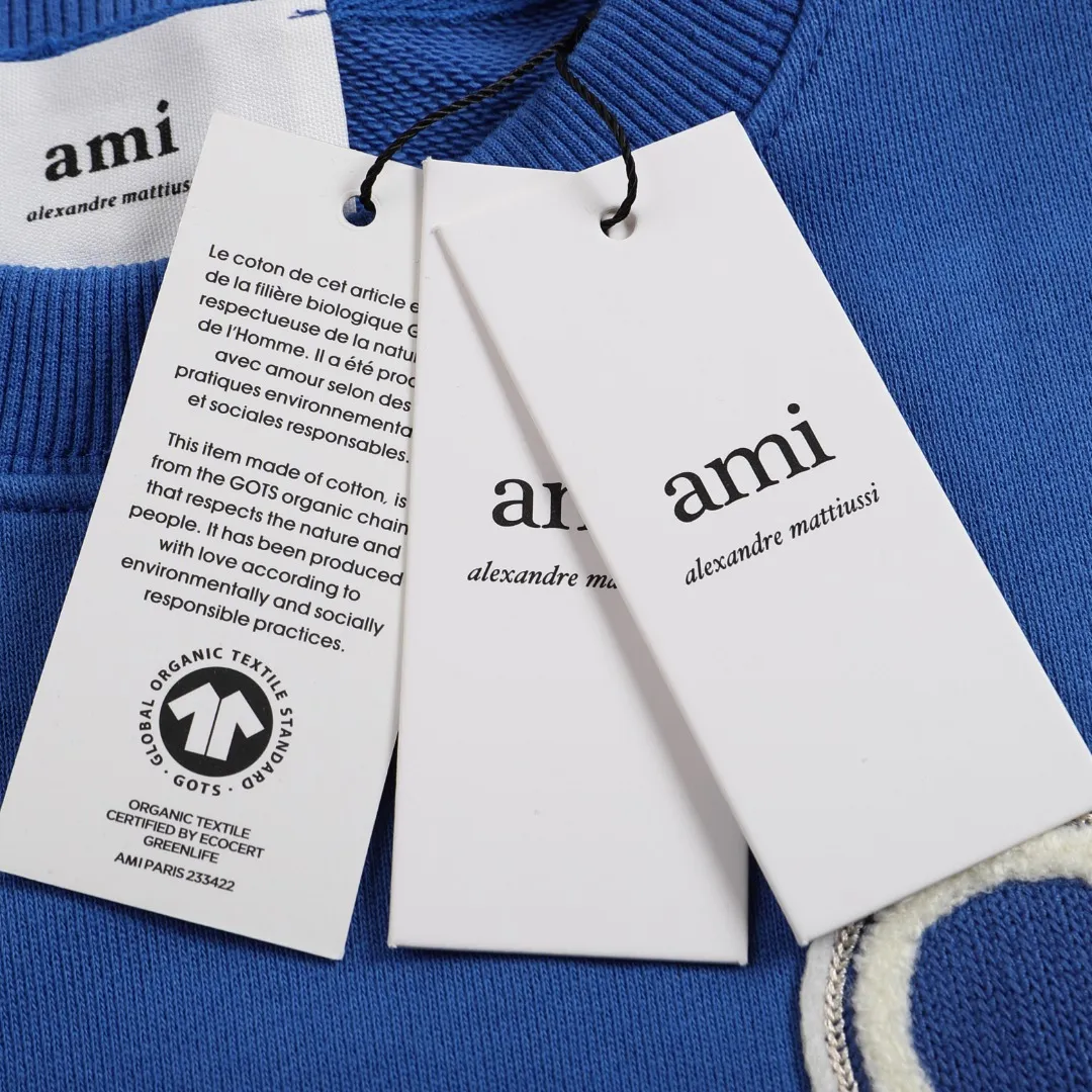 P150 Style No. 204 2025 embroidered large chapter style (15 colors in total) AMI 2025 autumn and winter classic large chapter round neck sweatshirt 15 colors to meet everyone’s needs. The fabric is made of 380g pure cotton fabric, which is thick and textured. The whole network’s counters purchase quality supporting output, which perfectly restores the genuine chapter. All the chapters are made of thick wool knitting. The absolute quality can be compared with any one in the market. There is no color difference in custom-dyed threads. The detailed accessories and tag packaging are all 1:1 with the genuine products, with the spirit of craftsmanship to give back to customers.   Color: Cailan Size: S M L XL