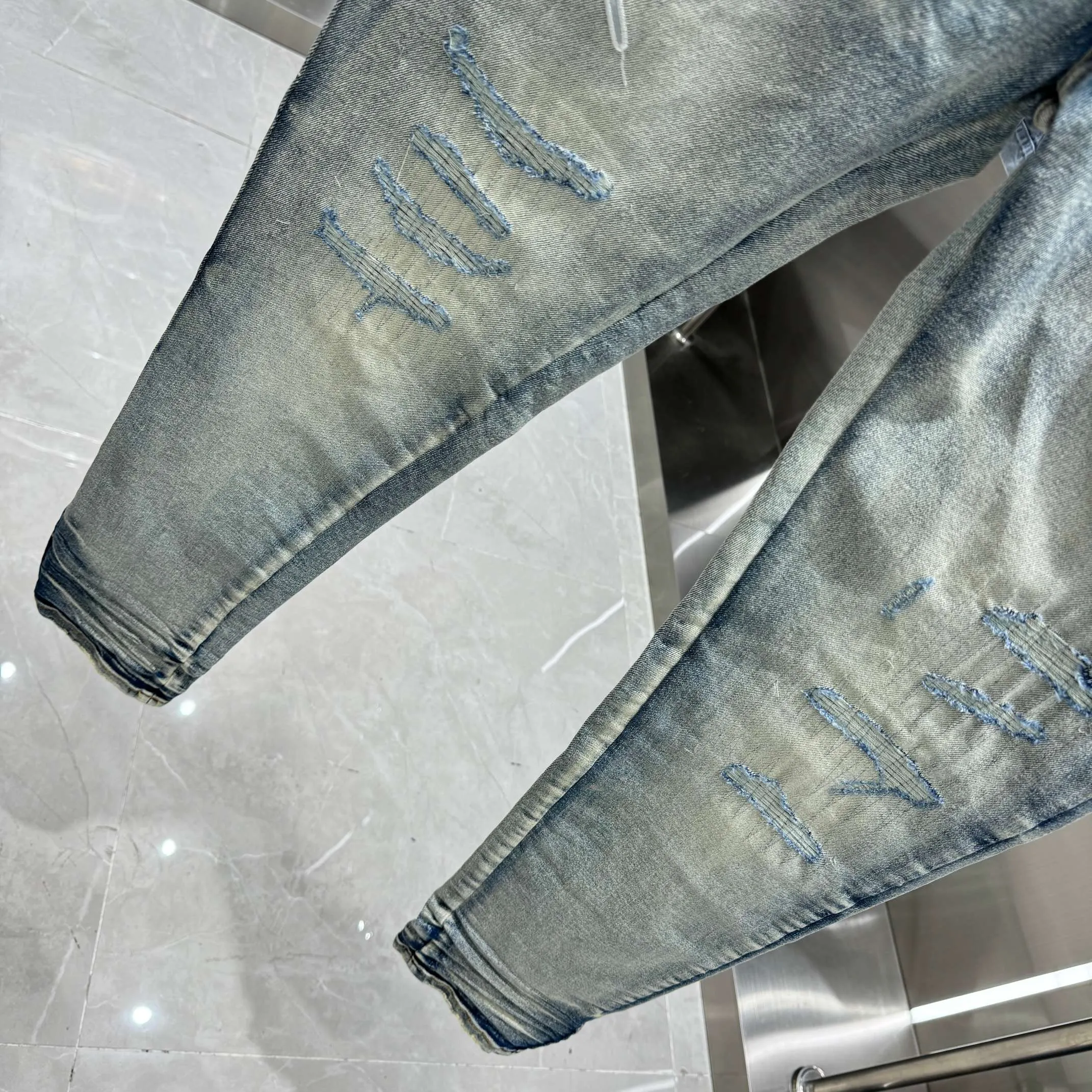 P290 Amiri ripped letter embroidered street fashion slim fit stretch jeans Color light blue Size 30 32 34 36 38