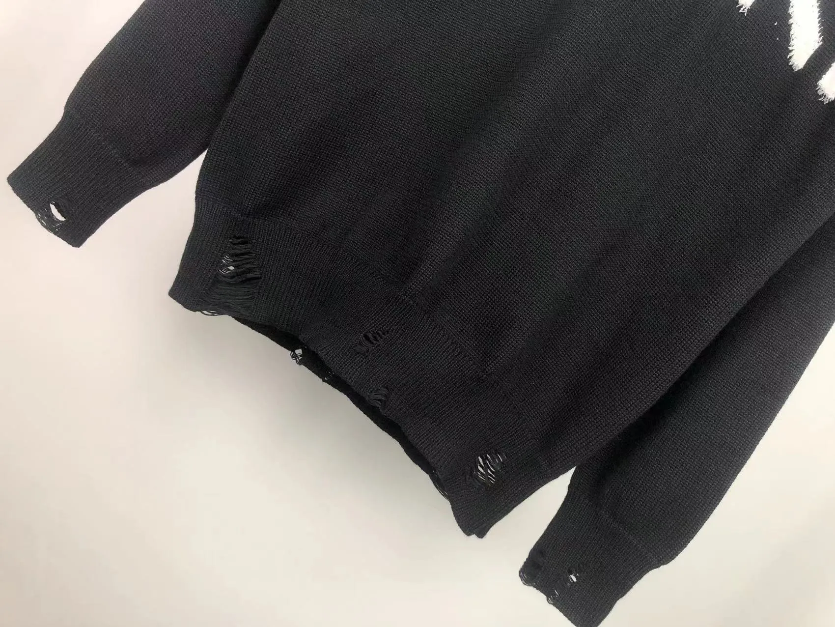 P270 🎉 AMIRI new letter logo jacquard, tassels destroyed holes European and American style (hooded style) sweater, color: pearl white, black size: S M L XL XXL