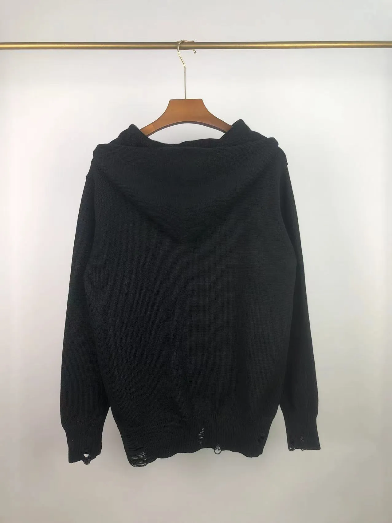 P270 🎉 AMIRI new letter logo jacquard, tassels destroyed holes European and American style (hooded style) sweater, color: pearl white, black size: S M L XL XXL