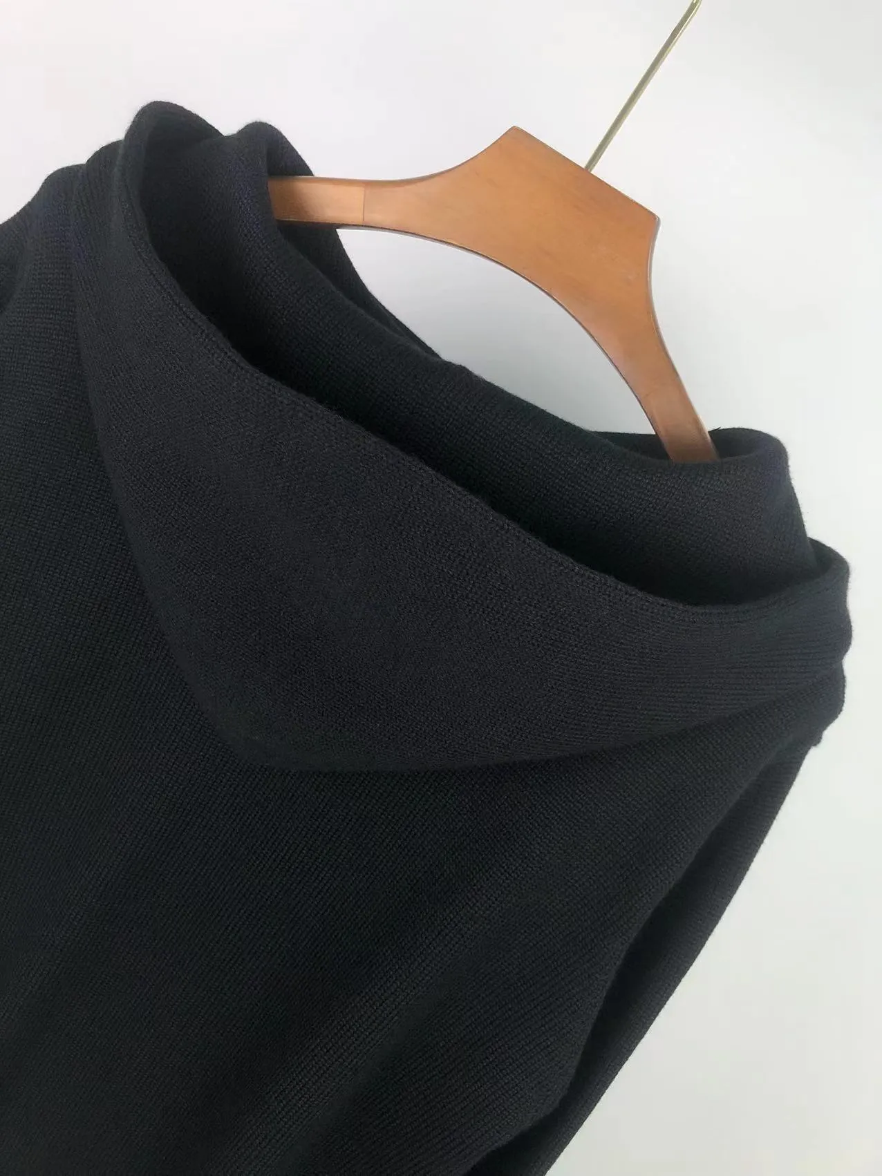 P270 🎉 AMIRI new letter logo jacquard, tassels destroyed holes European and American style (hooded style) sweater, color: pearl white, black size: S M L XL XXL