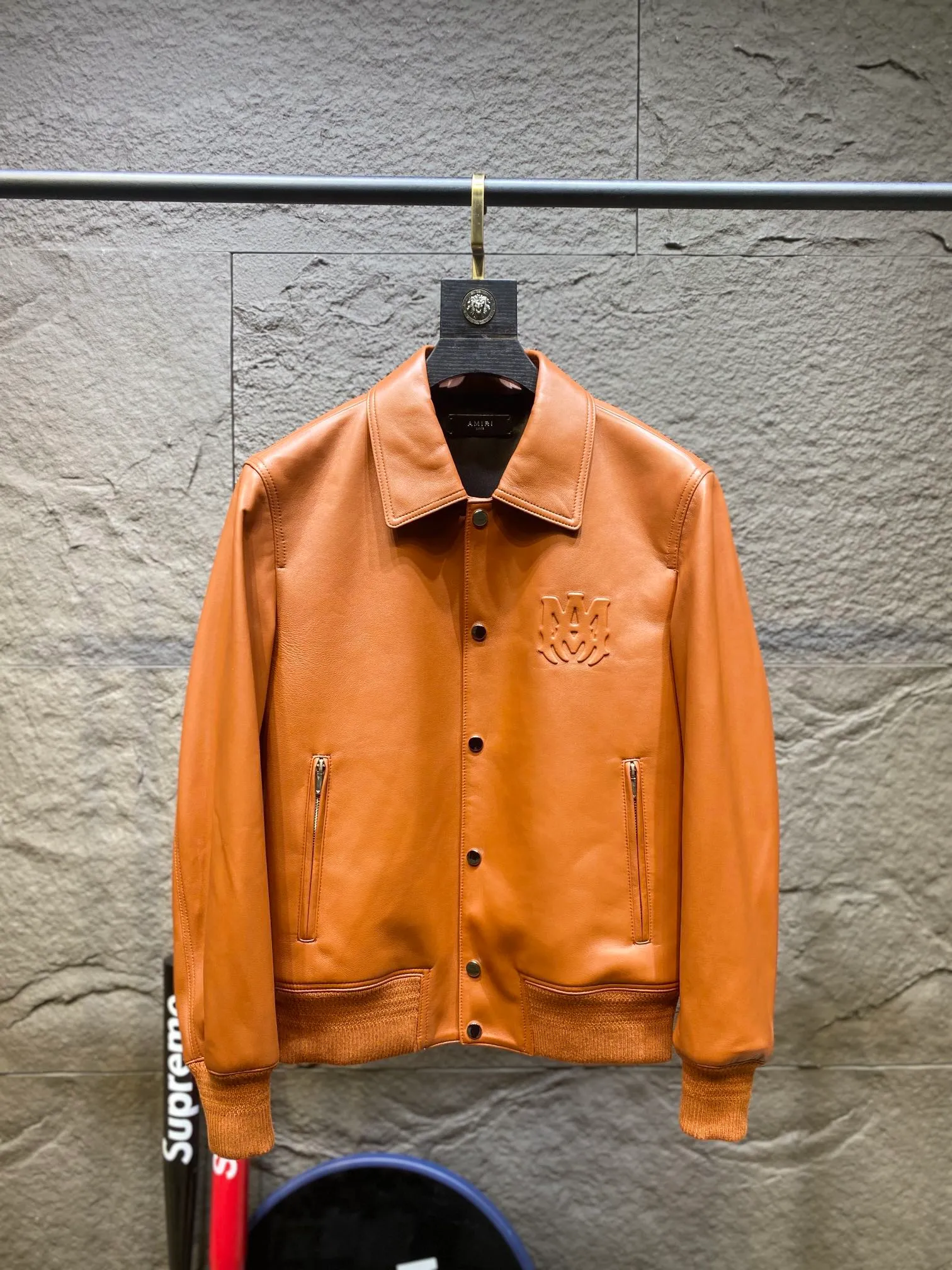 🅿️3100 Amiri's new genuine leather jacket. Branded glue injection and pressing process. Sheepskin fabric feels soft and delicate. Sizes 48~56
