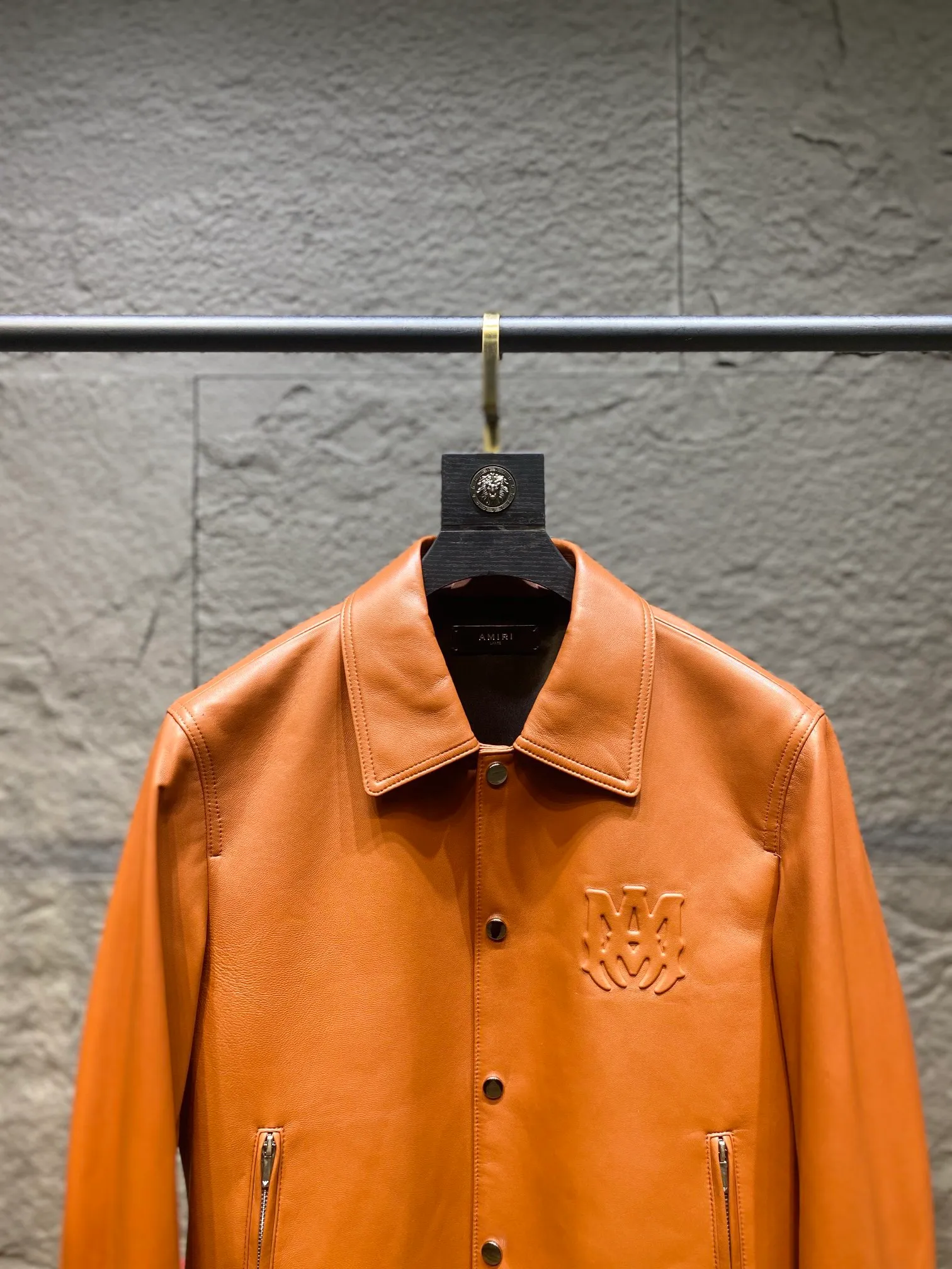 🅿️3100 Amiri's new genuine leather jacket. Branded glue injection and pressing process. Sheepskin fabric feels soft and delicate. Sizes 48~56