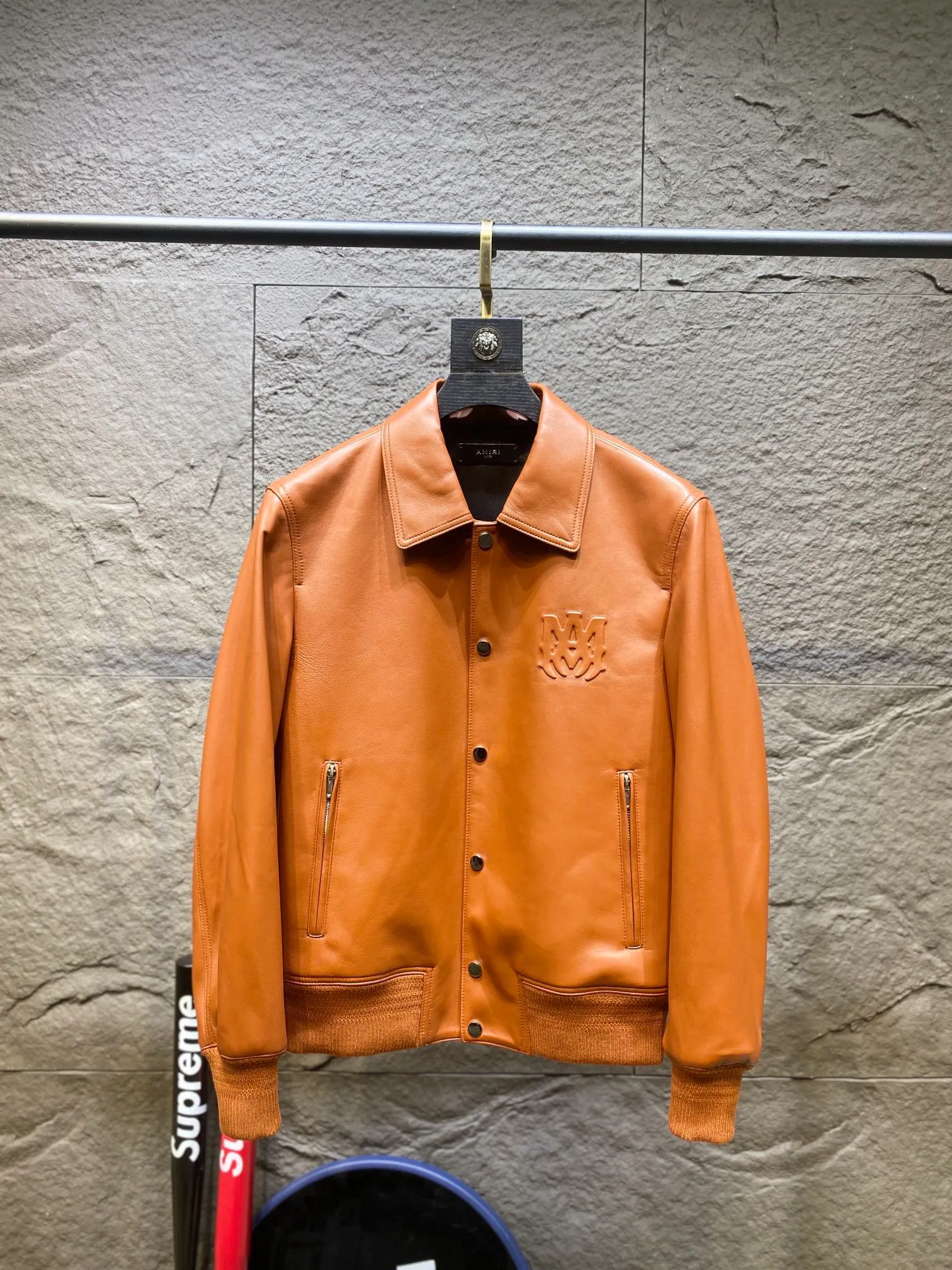 🅿️3100 Amiri's new genuine leather jacket. Branded glue injection and pressing process. Sheepskin fabric feels soft and delicate. Sizes 48~56