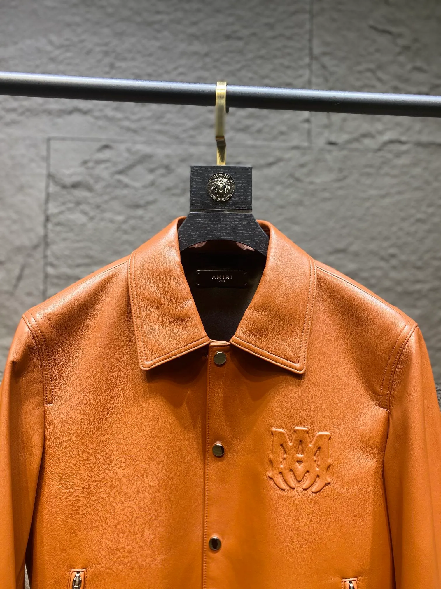 🅿️3100 Amiri's new genuine leather jacket. Branded glue injection and pressing process. Sheepskin fabric feels soft and delicate. Sizes 48~56