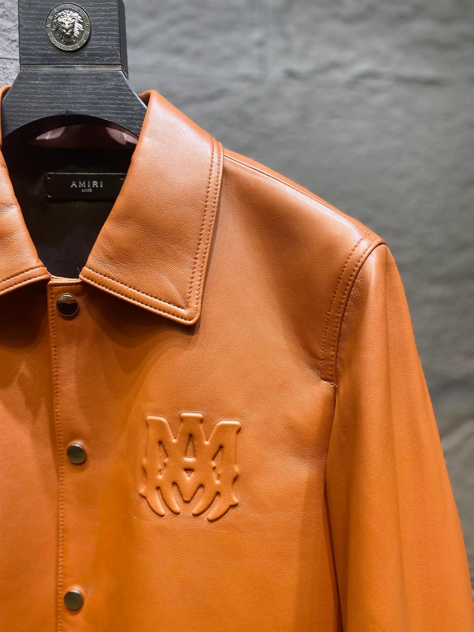 🅿️3100 Amiri's new genuine leather jacket. Branded glue injection and pressing process. Sheepskin fabric feels soft and delicate. Sizes 48~56