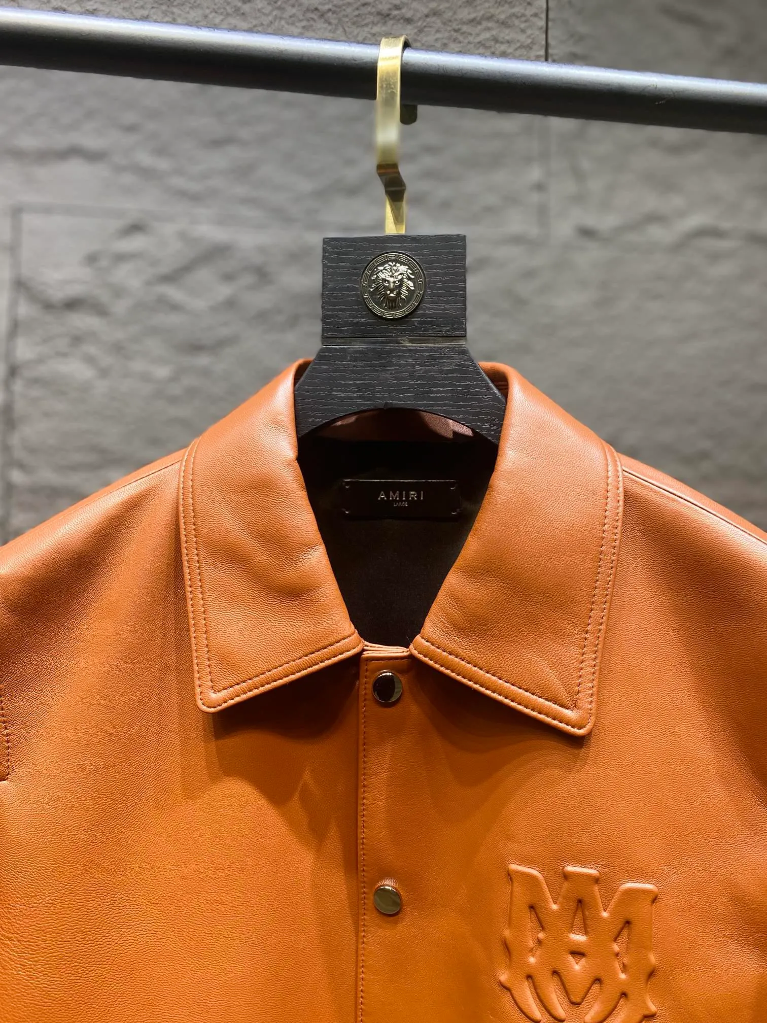 🅿️3100 Amiri's new genuine leather jacket. Branded glue injection and pressing process. Sheepskin fabric feels soft and delicate. Sizes 48~56