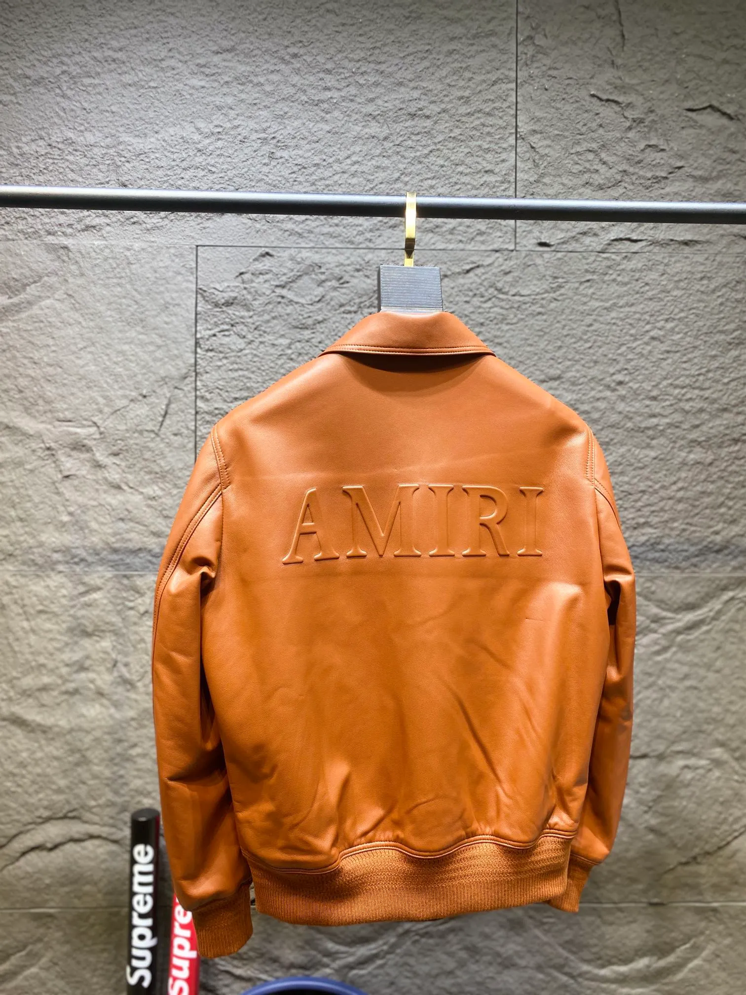 🅿️3100 Amiri's new genuine leather jacket. Branded glue injection and pressing process. Sheepskin fabric feels soft and delicate. Sizes 48~56