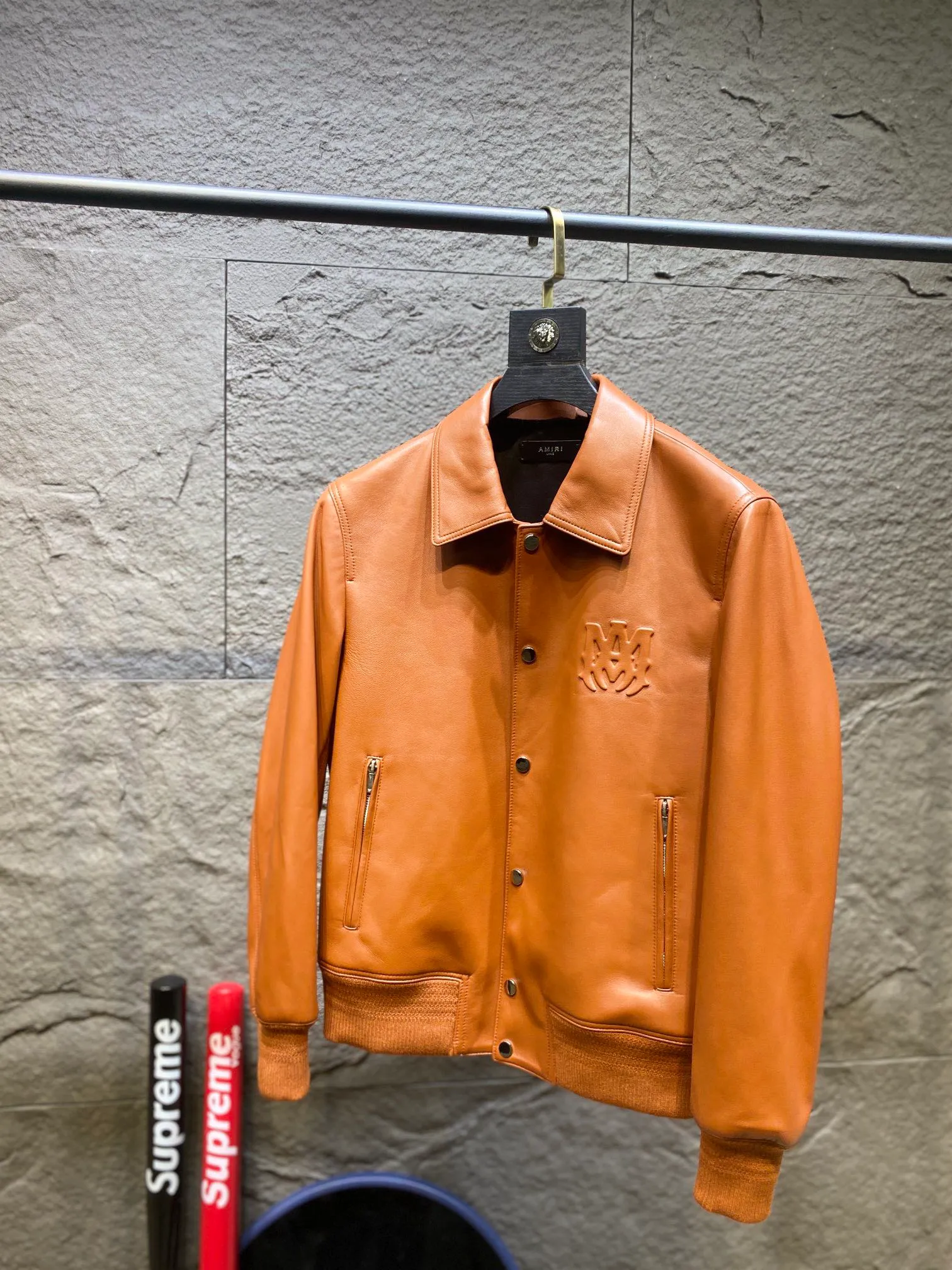 🅿️3100 Amiri's new genuine leather jacket. Branded glue injection and pressing process. Sheepskin fabric feels soft and delicate. Sizes 48~56