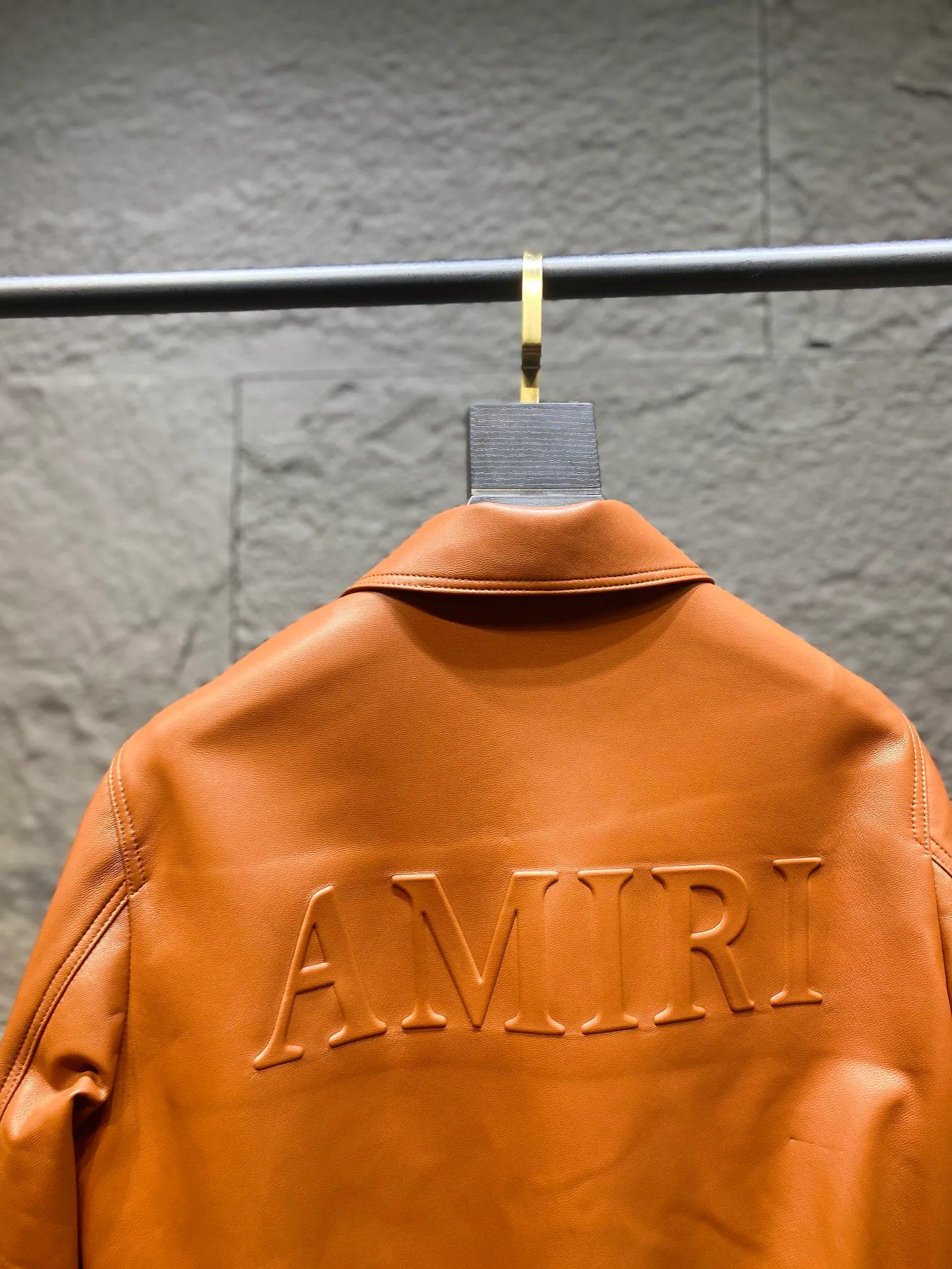 🅿️3100 Amiri's new genuine leather jacket. Branded glue injection and pressing process. Sheepskin fabric feels soft and delicate. Sizes 48~56