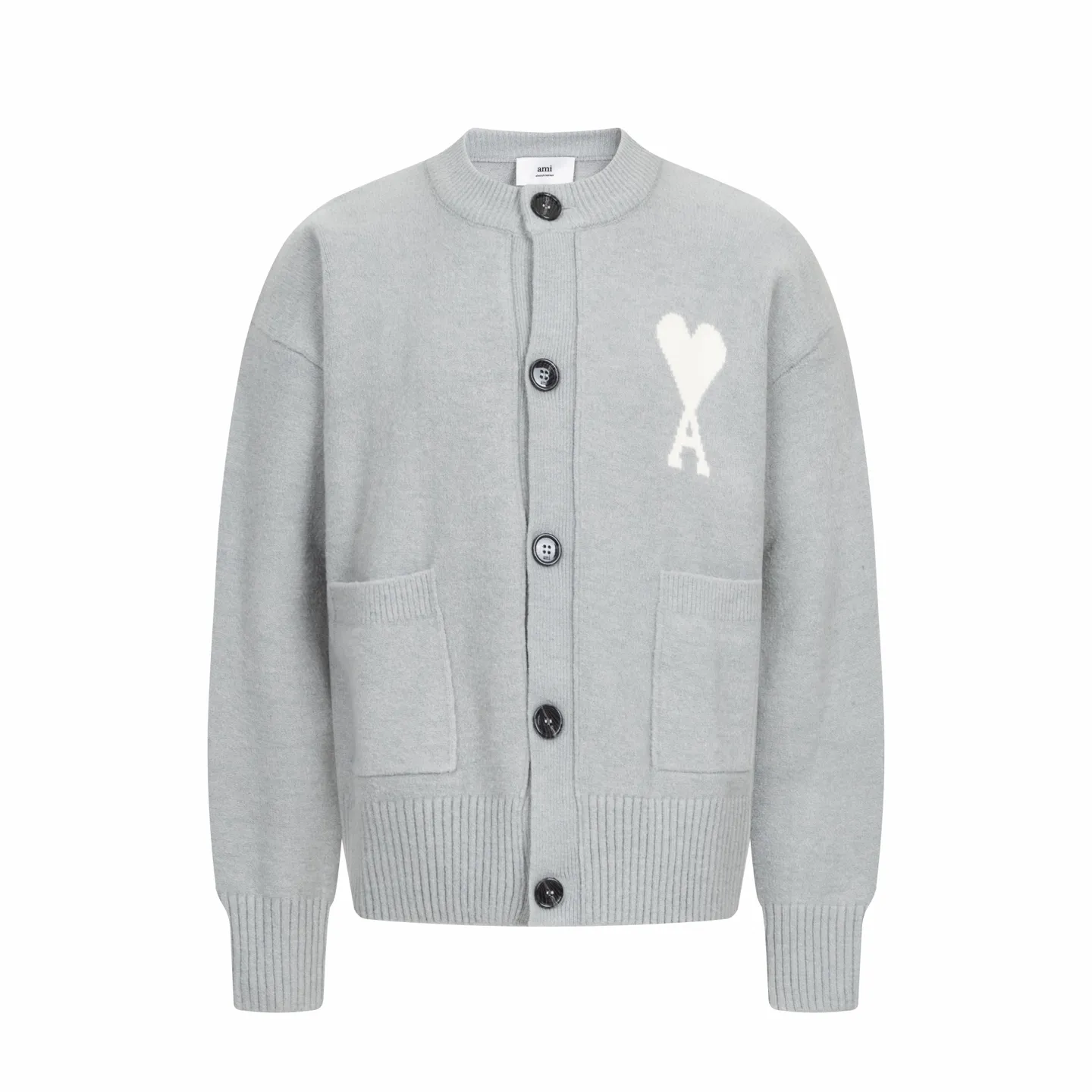 🅿️600 [Exclusive supply] Ami love jacquard double pocket knitted cardigan (grey) The original version was purchased and developed for 2,890. The fabric is made of alpaca wool to maintain a stable shape. The stitching is even and firm, and the details are meticulously handled, reflecting the brand's strict control over quality. The overall design is simple and elegant, suitable for various occasions. Whether it is business or leisure, it can show an elegant and decent style. The overall wiring is straight and delicate, the fabric is comfortable and soft, and the color is consistent without color difference. It can be matched with the same style to create a fashionable look, and can be used in various occasions. Customized accessories, complete with three standards, the same style for men and women. Size:S-M-L-XL