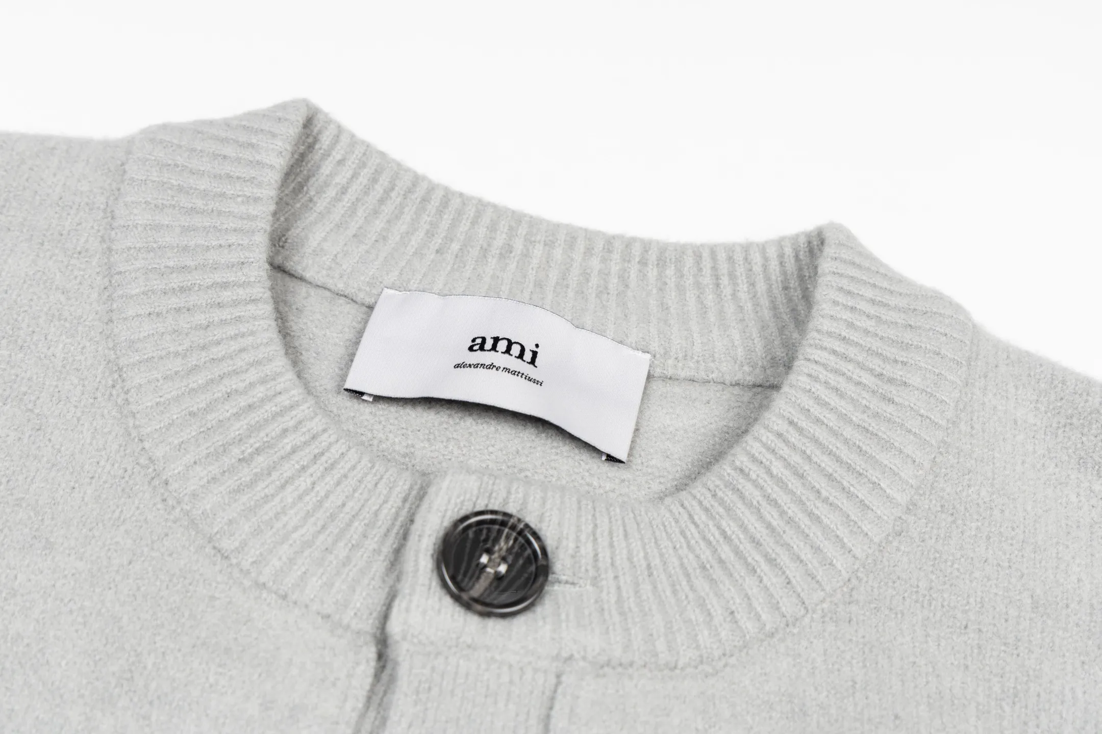 🅿️600 [Exclusive supply] Ami love jacquard double pocket knitted cardigan (grey) The original version was purchased and developed for 2,890. The fabric is made of alpaca wool to maintain a stable shape. The stitching is even and firm, and the details are meticulously handled, reflecting the brand's strict control over quality. The overall design is simple and elegant, suitable for various occasions. Whether it is business or leisure, it can show an elegant and decent style. The overall wiring is straight and delicate, the fabric is comfortable and soft, and the color is consistent without color difference. It can be matched with the same style to create a fashionable look, and can be used in various occasions. Customized accessories, complete with three standards, the same style for men and women. Size:S-M-L-XL