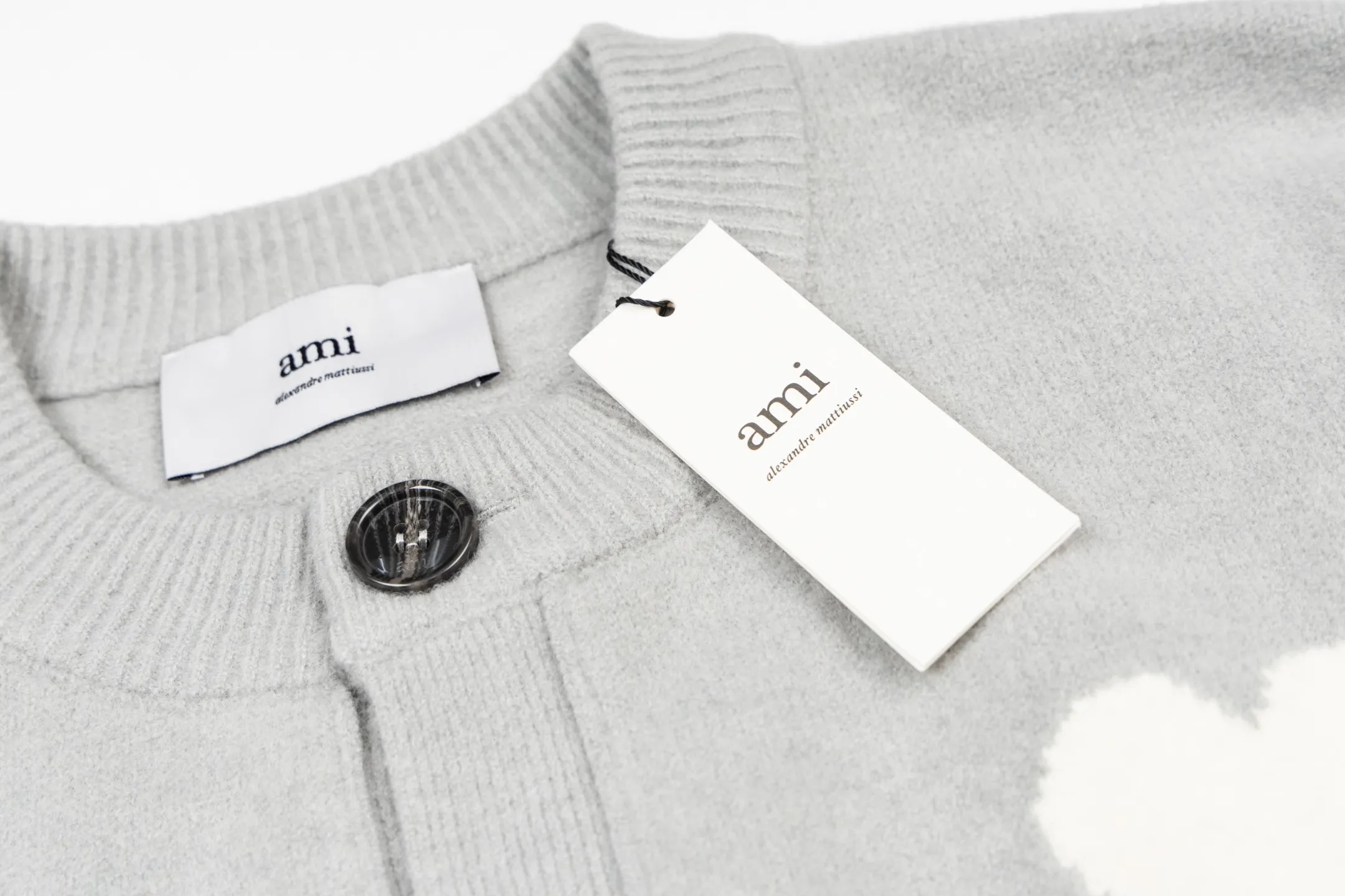 🅿️600 [Exclusive supply] Ami love jacquard double pocket knitted cardigan (grey) The original version was purchased and developed for 2,890. The fabric is made of alpaca wool to maintain a stable shape. The stitching is even and firm, and the details are meticulously handled, reflecting the brand's strict control over quality. The overall design is simple and elegant, suitable for various occasions. Whether it is business or leisure, it can show an elegant and decent style. The overall wiring is straight and delicate, the fabric is comfortable and soft, and the color is consistent without color difference. It can be matched with the same style to create a fashionable look, and can be used in various occasions. Customized accessories, complete with three standards, the same style for men and women. Size:S-M-L-XL