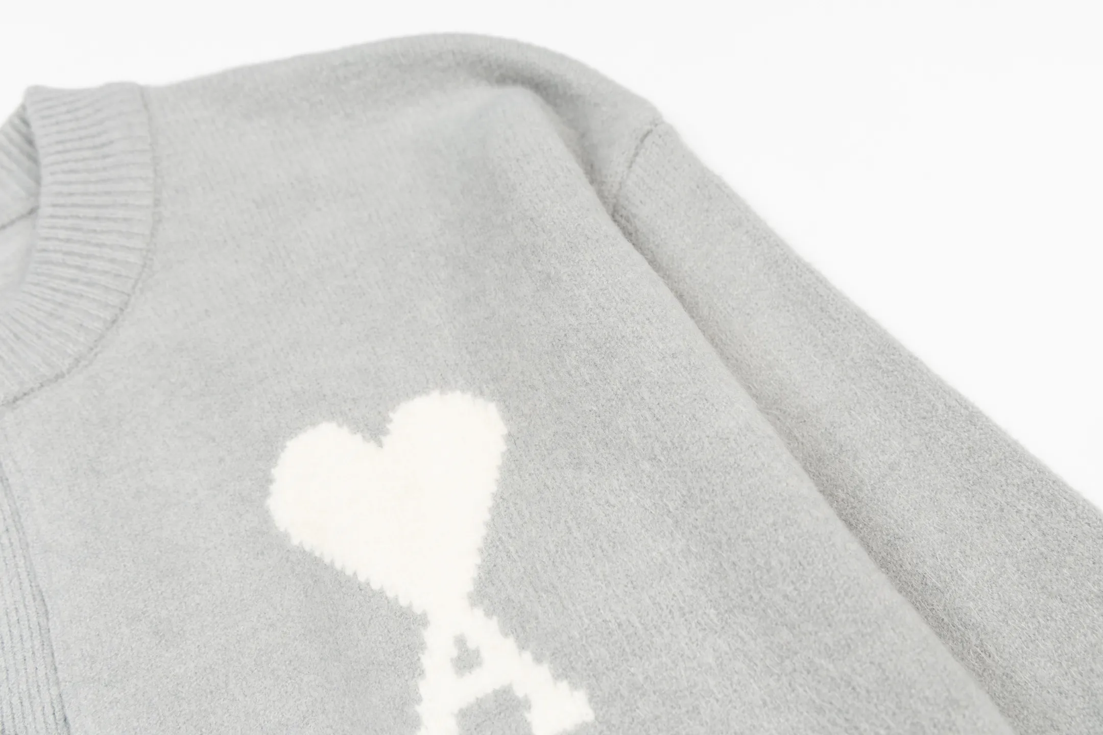 🅿️600 [Exclusive supply] Ami love jacquard double pocket knitted cardigan (grey) The original version was purchased and developed for 2,890. The fabric is made of alpaca wool to maintain a stable shape. The stitching is even and firm, and the details are meticulously handled, reflecting the brand's strict control over quality. The overall design is simple and elegant, suitable for various occasions. Whether it is business or leisure, it can show an elegant and decent style. The overall wiring is straight and delicate, the fabric is comfortable and soft, and the color is consistent without color difference. It can be matched with the same style to create a fashionable look, and can be used in various occasions. Customized accessories, complete with three standards, the same style for men and women. Size:S-M-L-XL