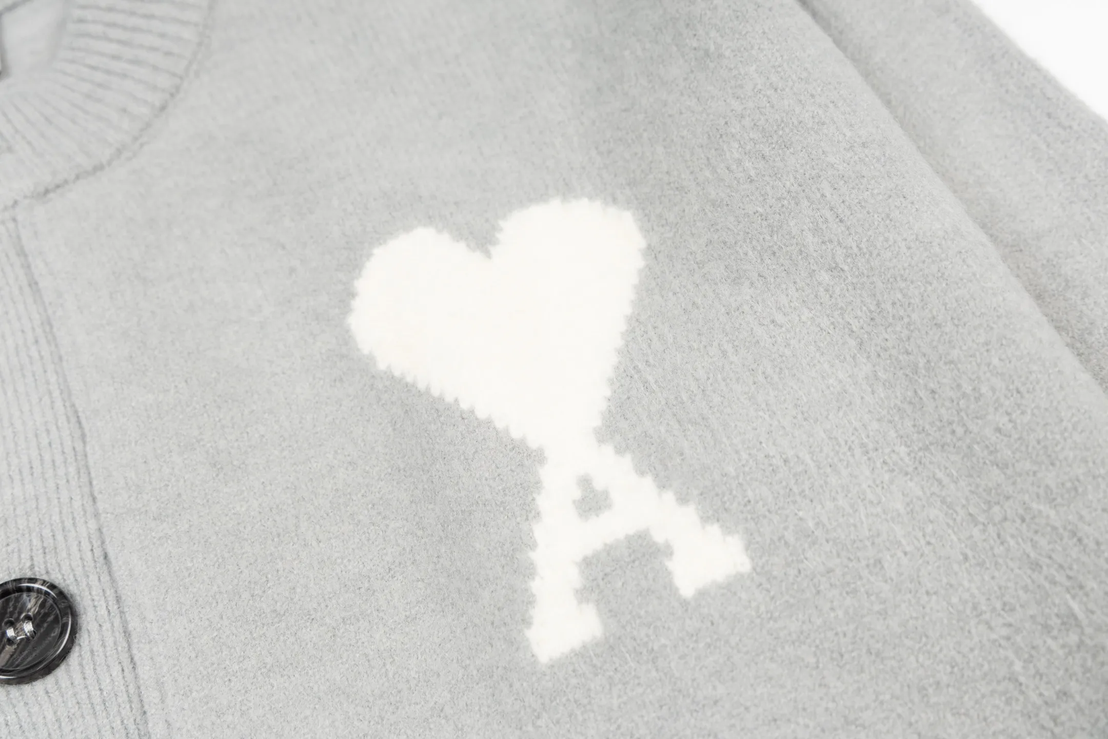 🅿️600 [Exclusive supply] Ami love jacquard double pocket knitted cardigan (grey) The original version was purchased and developed for 2,890. The fabric is made of alpaca wool to maintain a stable shape. The stitching is even and firm, and the details are meticulously handled, reflecting the brand's strict control over quality. The overall design is simple and elegant, suitable for various occasions. Whether it is business or leisure, it can show an elegant and decent style. The overall wiring is straight and delicate, the fabric is comfortable and soft, and the color is consistent without color difference. It can be matched with the same style to create a fashionable look, and can be used in various occasions. Customized accessories, complete with three standards, the same style for men and women. Size:S-M-L-XL