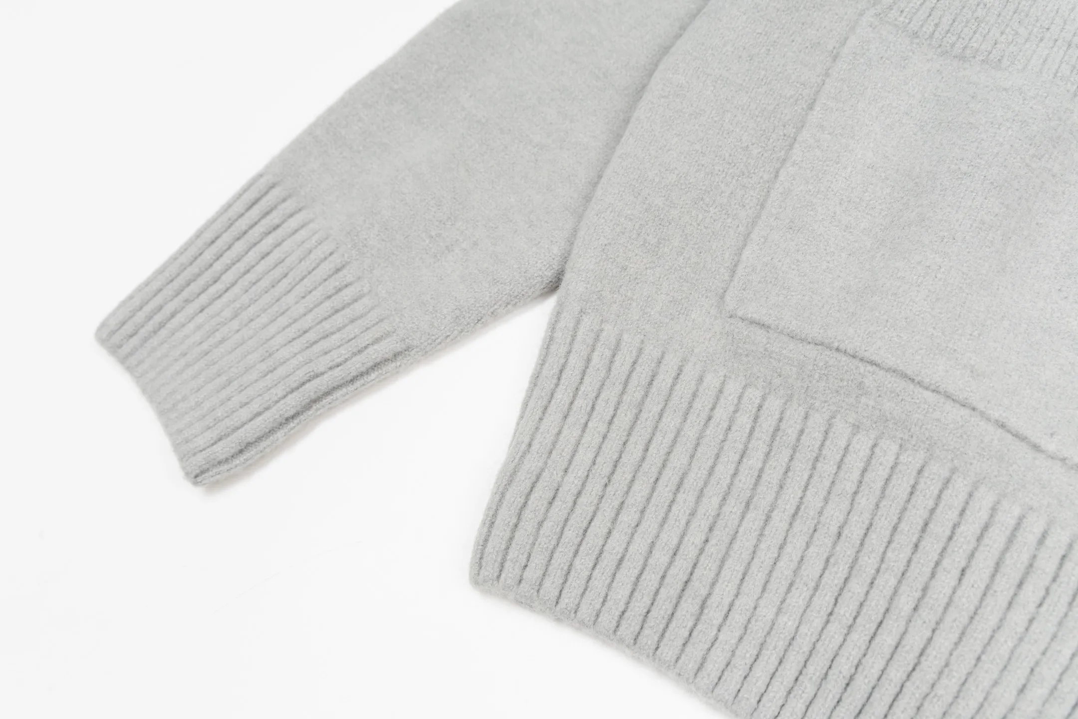🅿️600 [Exclusive supply] Ami love jacquard double pocket knitted cardigan (grey) The original version was purchased and developed for 2,890. The fabric is made of alpaca wool to maintain a stable shape. The stitching is even and firm, and the details are meticulously handled, reflecting the brand's strict control over quality. The overall design is simple and elegant, suitable for various occasions. Whether it is business or leisure, it can show an elegant and decent style. The overall wiring is straight and delicate, the fabric is comfortable and soft, and the color is consistent without color difference. It can be matched with the same style to create a fashionable look, and can be used in various occasions. Customized accessories, complete with three standards, the same style for men and women. Size:S-M-L-XL