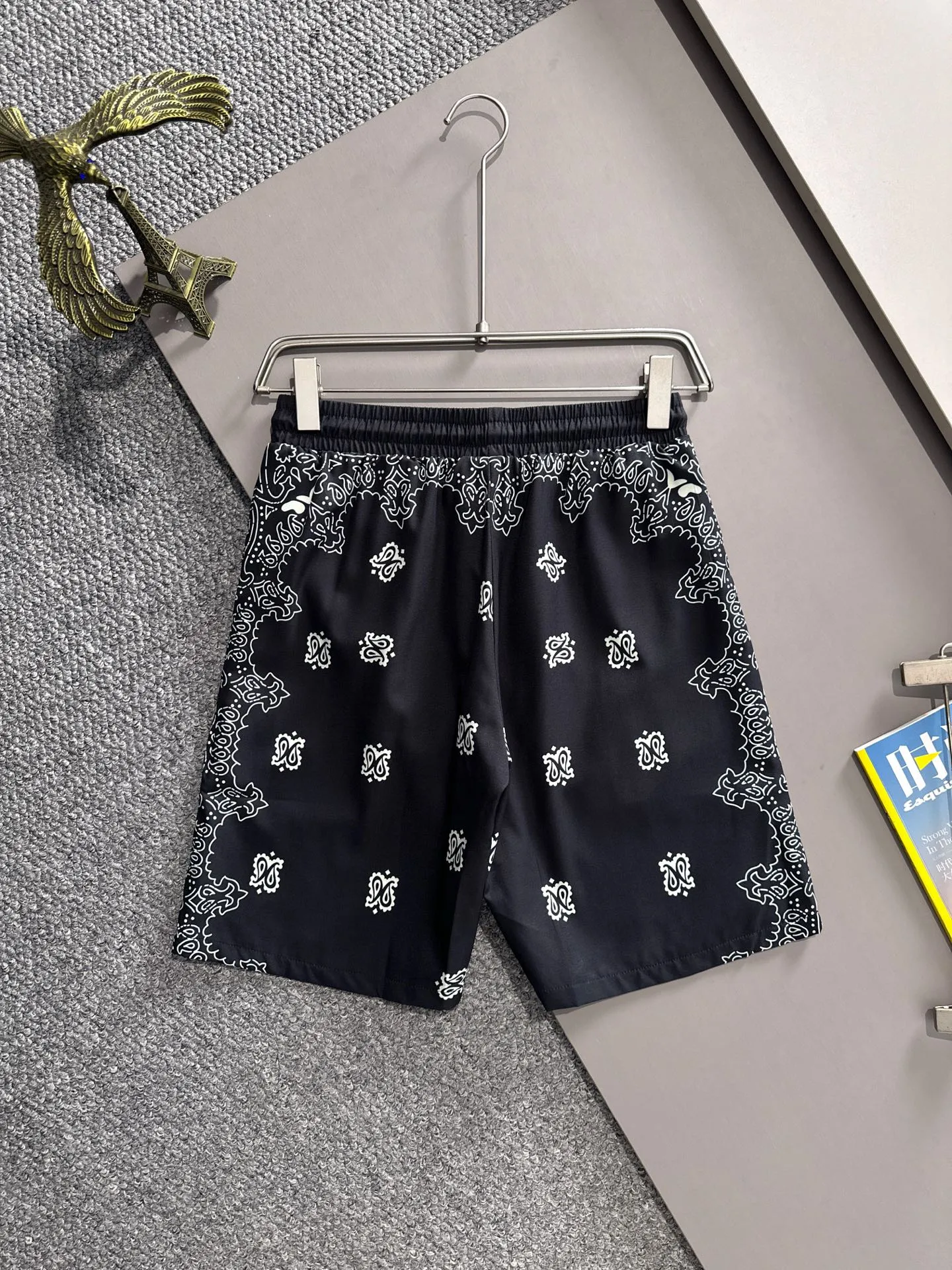 P360 AMIRI2025 summer classic LOGO design all-over printing suit, light and thin cotton full-body digital printing, made of high-quality polyester fiber fabric, breathable mesh lining is added to the pants, carefully created standard version, can be matched separately with clothes, versatile style for leisure time! The classic logo on the whole body is very eye-catching, showing a sense of luxury and style, becoming a classic and mainstream style that never goes out of style and is elegant! Extremely handsome, classic and heroic. Same style for men and women. Size: M-3XL (please note your height and weight when placing an order)