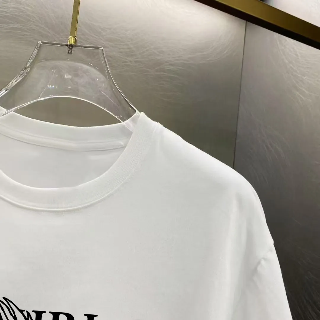 P140 AMIRI 2025 early spring new style debut counter latest short-sleeved round neck T-shirt, high-end custom design, avant-garde and fashionable! High-end customized high-count long-staple cotton fabric. Comfortable to wear. Exquisite counter-level stitching. Fine workmanship. The upper body effect is incomparably handsome! A must-have item for a stylish man! Size: S M L