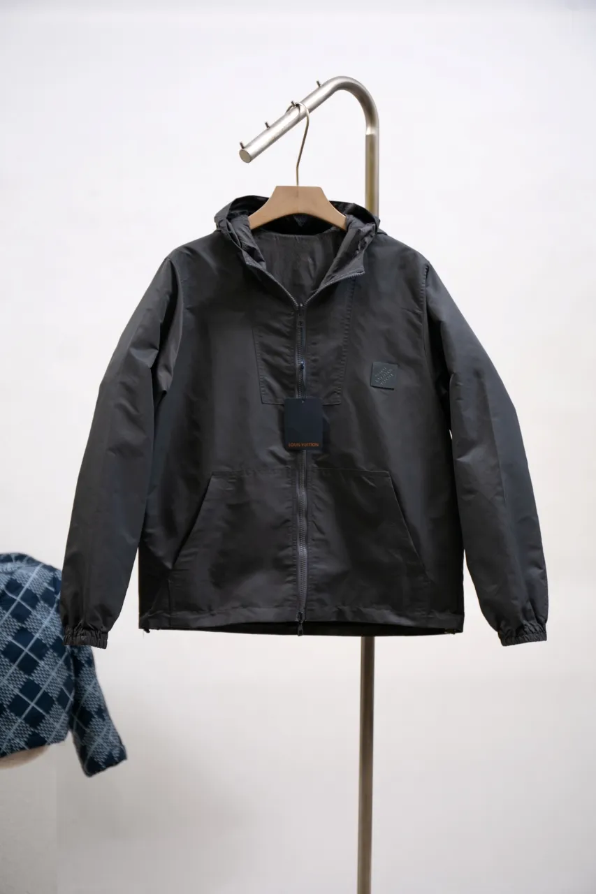 The new LV 24ss double-sided windproof jacket is made of waterproof recycled nylon, making it an energetic choice during the changing seasons. The solid color side is embellished with a Marque L.Vuitton déposée embossed leather patch, which turns over to reveal a full-length Damier jacquard pattern, with the Marque L.Vuitton déposée logo cleverly hidden in it! Unisex size: S.M.L.XL.