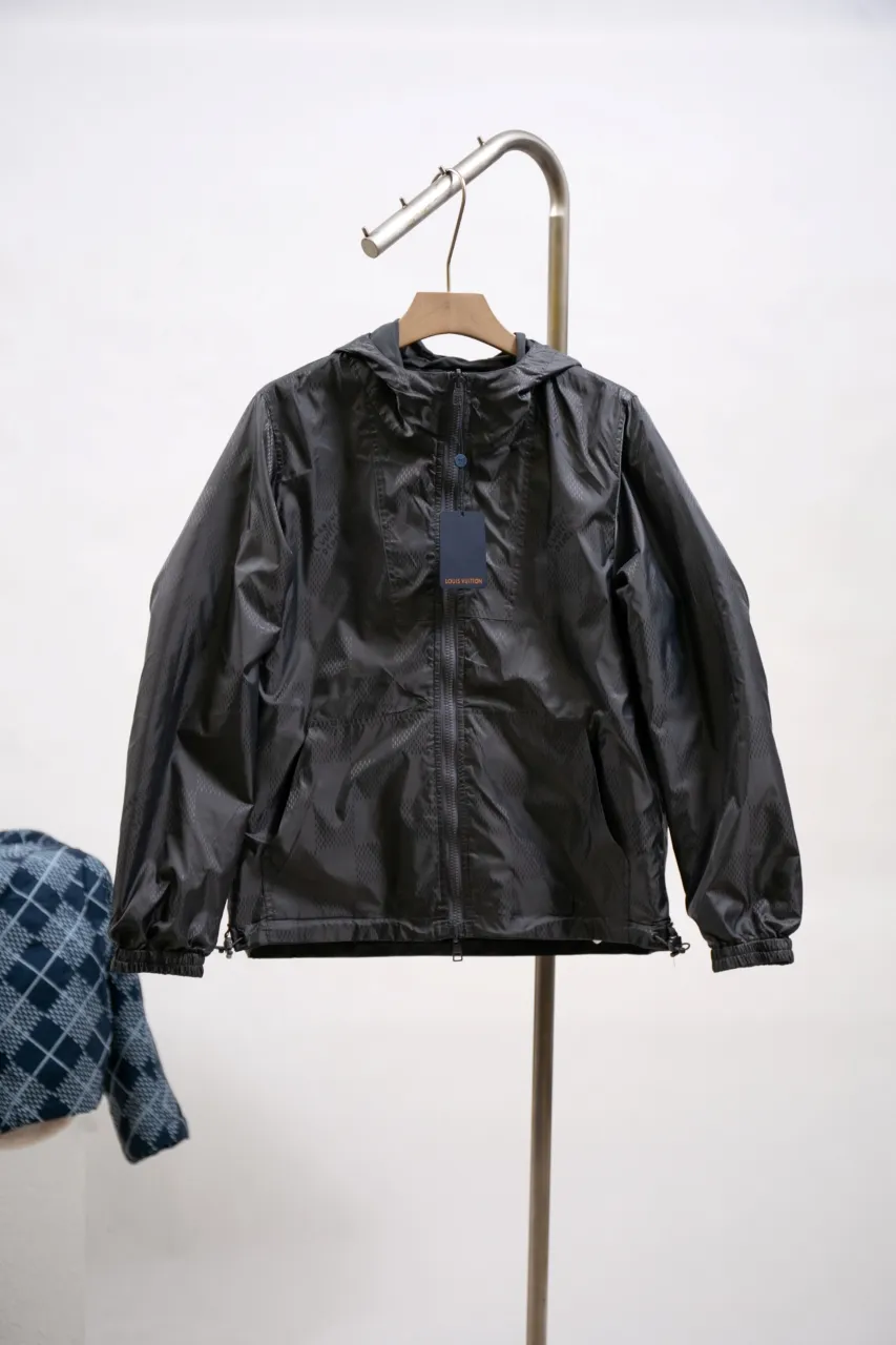 The new LV 24ss double-sided windproof jacket is made of waterproof recycled nylon, making it an energetic choice during the changing seasons. The solid color side is embellished with a Marque L.Vuitton déposée embossed leather patch, which turns over to reveal a full-length Damier jacquard pattern, with the Marque L.Vuitton déposée logo cleverly hidden in it! Unisex size: S.M.L.XL.