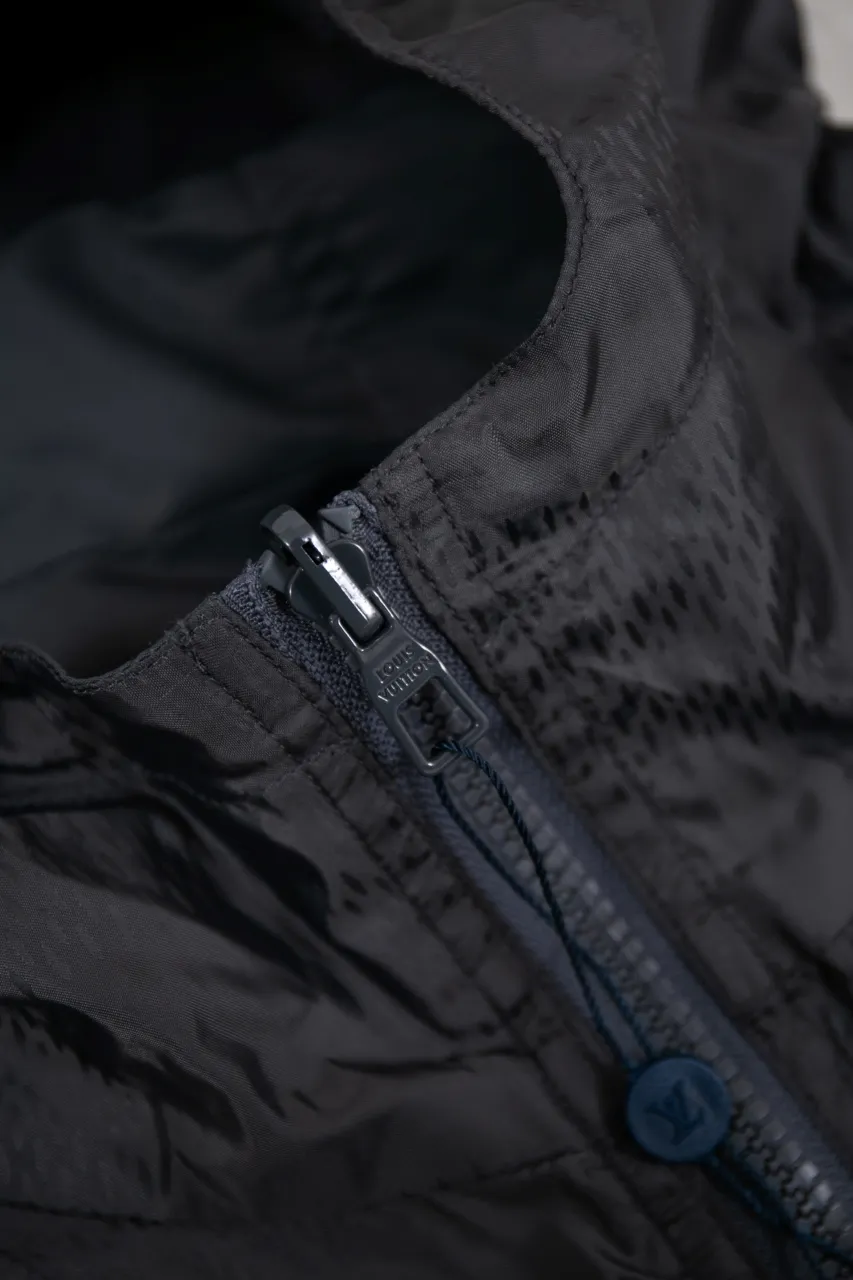 The new LV 24ss double-sided windproof jacket is made of waterproof recycled nylon, making it an energetic choice during the changing seasons. The solid color side is embellished with a Marque L.Vuitton déposée embossed leather patch, which turns over to reveal a full-length Damier jacquard pattern, with the Marque L.Vuitton déposée logo cleverly hidden in it! Unisex size: S.M.L.XL.