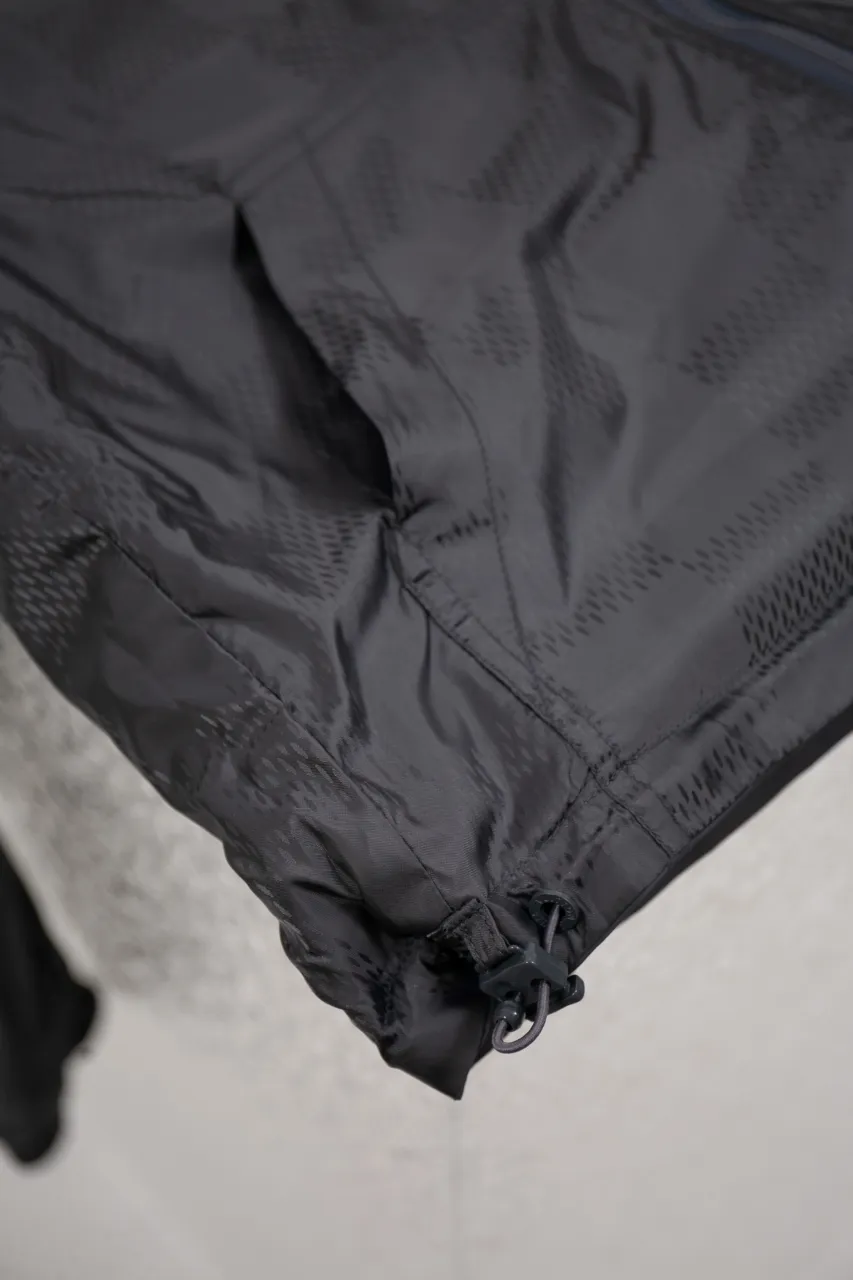 The new LV 24ss double-sided windproof jacket is made of waterproof recycled nylon, making it an energetic choice during the changing seasons. The solid color side is embellished with a Marque L.Vuitton déposée embossed leather patch, which turns over to reveal a full-length Damier jacquard pattern, with the Marque L.Vuitton déposée logo cleverly hidden in it! Unisex size: S.M.L.XL.