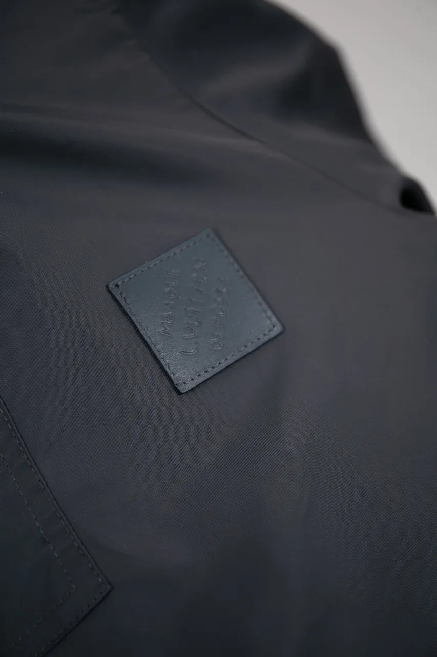 The new LV 24ss double-sided windproof jacket is made of waterproof recycled nylon, making it an energetic choice during the changing seasons. The solid color side is embellished with a Marque L.Vuitton déposée embossed leather patch, which turns over to reveal a full-length Damier jacquard pattern, with the Marque L.Vuitton déposée logo cleverly hidden in it! Unisex size: S.M.L.XL.