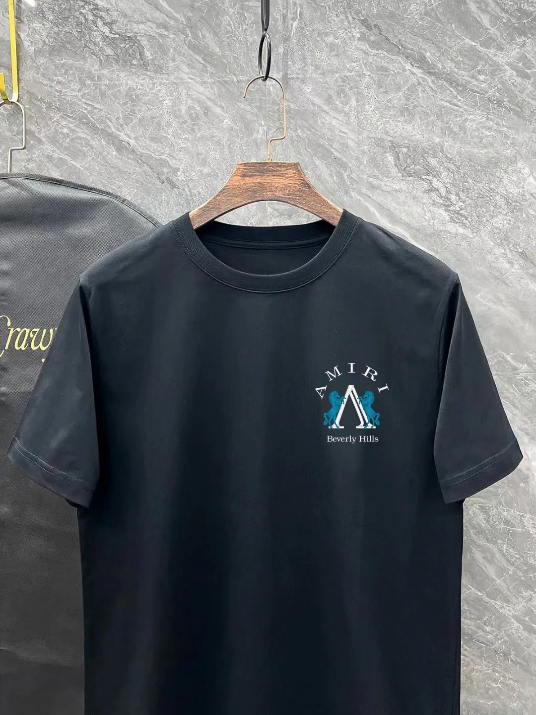 P150 AMIRI# 2025 spring and summer new style debut counter, the latest short-sleeved round neck T-shirt, high-end custom design, avant-garde and fashionable! The brand logo is designed with heavy craftsmanship. High-end customized 250g Xinjiang long-staple cotton fabric. Soft to the touch. Comfortable to wear. Exquisite stitching at the counter level. Fine workmanship. The upper body effect is incomparably handsome! A must-have item for a stylish man! Color: black. White! Size: S M L