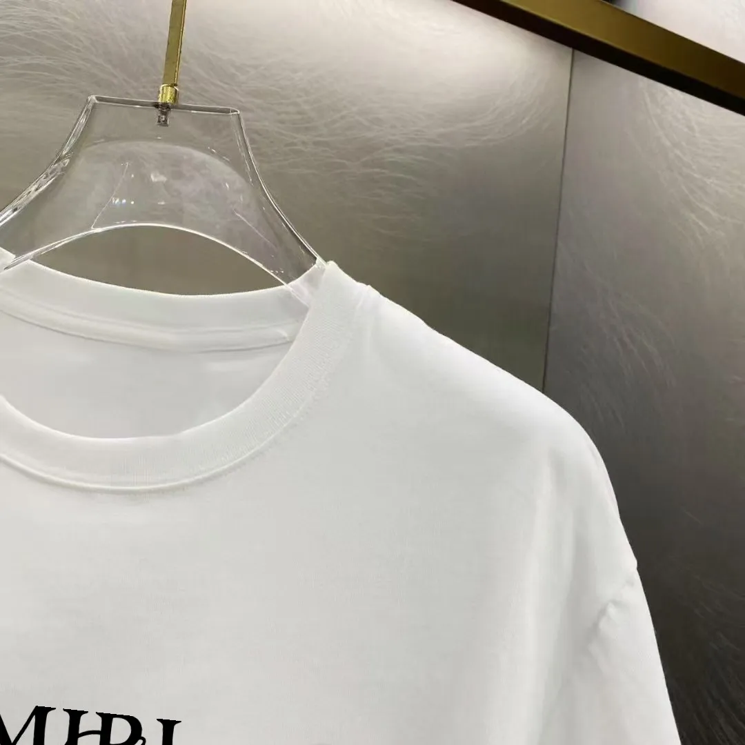 P140 AMIRI 2025 early spring new style debut counter latest short-sleeved round neck T-shirt, high-end custom design, avant-garde and fashionable! High-end customized high-count long-staple cotton fabric. Comfortable to wear. Exquisite counter-level stitching. Fine workmanship. The upper body effect is incomparably handsome! A must-have item for a stylish man! Size: S M L