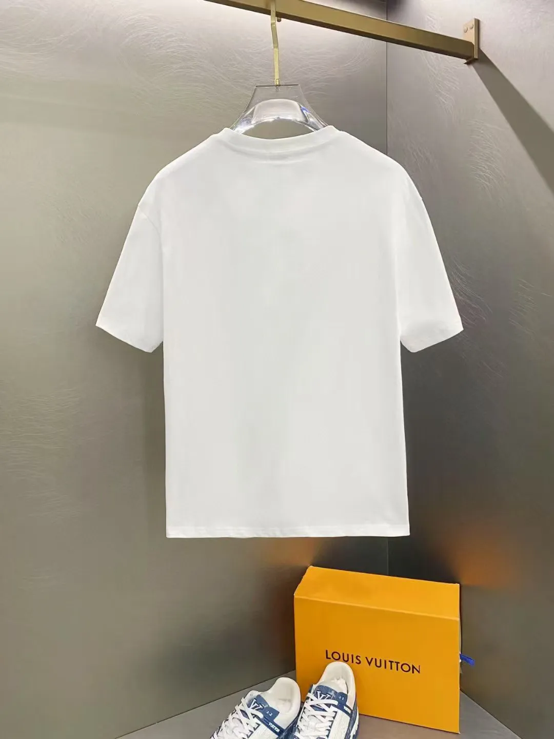 P140 AMIRI 2025 early spring new style debut counter latest short-sleeved round neck T-shirt, high-end custom design, avant-garde and fashionable! High-end customized high-count long-staple cotton fabric. Comfortable to wear. Exquisite counter-level stitching. Fine workmanship. The upper body effect is incomparably handsome! A must-have item for a stylish man! Size: S M L