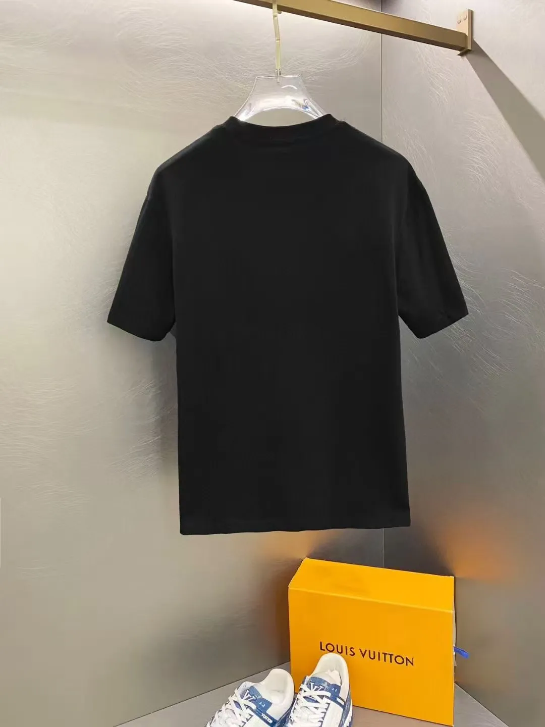 P140 AMIRI 2025 early spring new style debut counter latest short-sleeved round neck T-shirt, high-end custom design, avant-garde and fashionable! High-end customized high-count long-staple cotton fabric. Comfortable to wear. Exquisite counter-level stitching. Fine workmanship. The upper body effect is incomparably handsome! A must-have item for a stylish man! Size: S M L