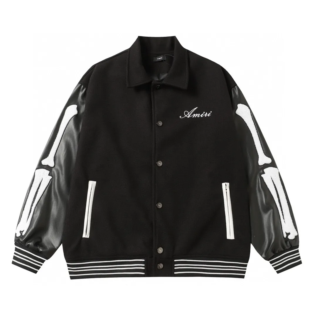P390 -Amiri's classic bone embroidery, the same baseball jersey as Jackson Wang -Using towel embroidery and flat embroidery mixed with thousands of needle embroidery techniques, fashionable and versatile -Made of dragon and phoenix nylon fabrics, soft and comfortable, with high-end and elegant PU sleeves -Pocket double zipper design, restored details M l xl xxl