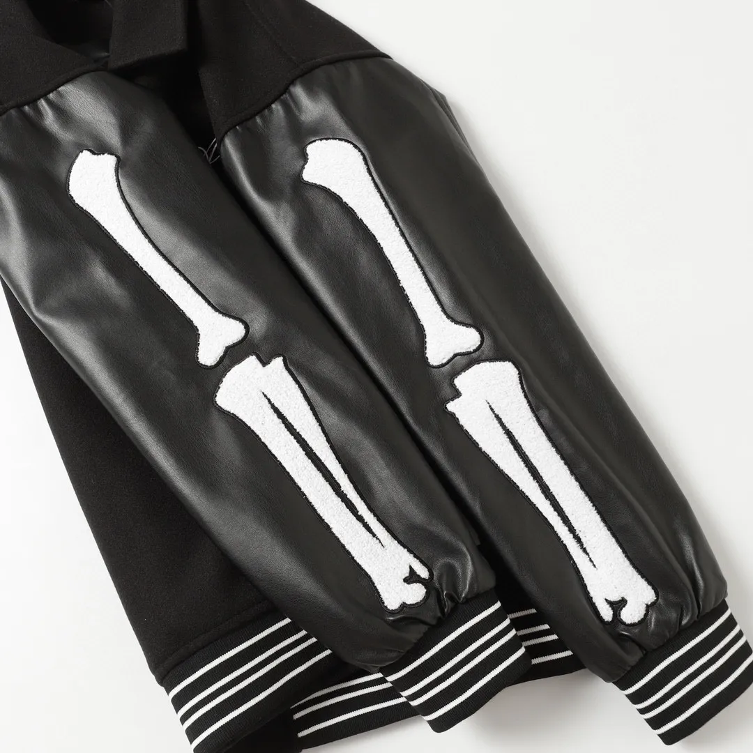 P390 -Amiri's classic bone embroidery, the same baseball jersey as Jackson Wang -Using towel embroidery and flat embroidery mixed with thousands of needle embroidery techniques, fashionable and versatile -Made of dragon and phoenix nylon fabrics, soft and comfortable, with high-end and elegant PU sleeves -Pocket double zipper design, restored details M l xl xxl