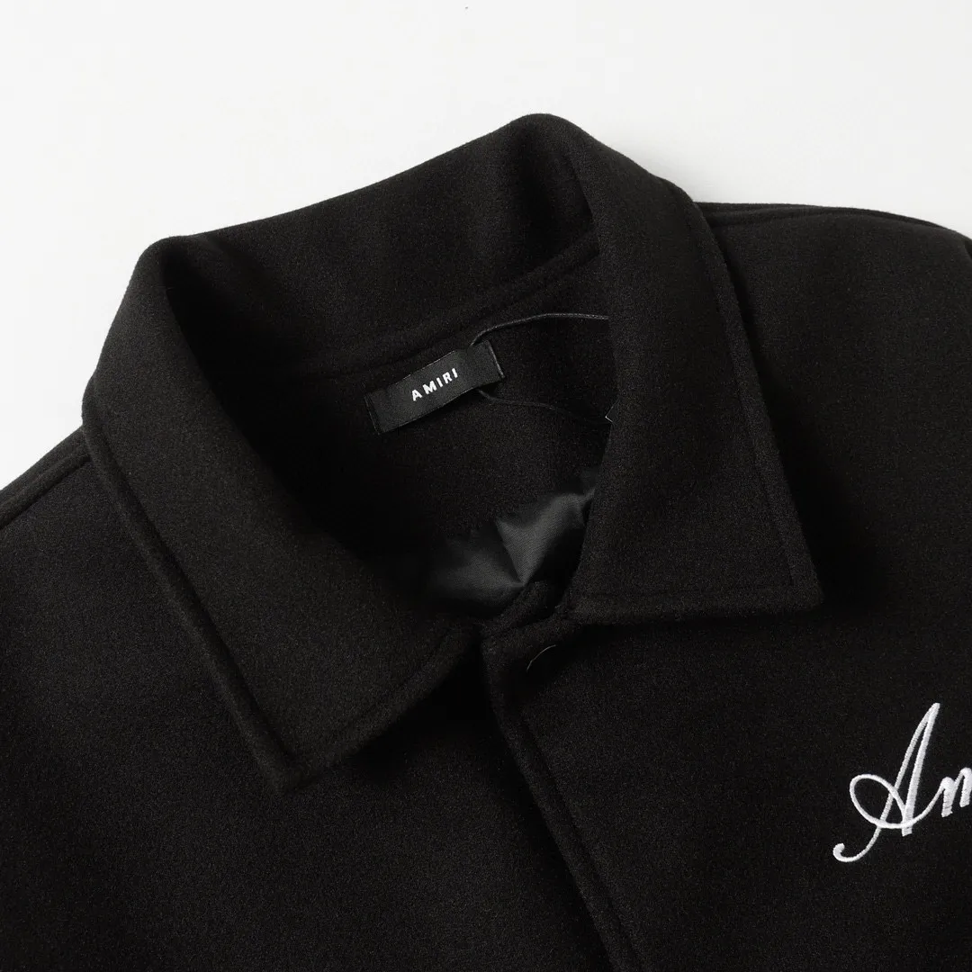 P390 -Amiri's classic bone embroidery, the same baseball jersey as Jackson Wang -Using towel embroidery and flat embroidery mixed with thousands of needle embroidery techniques, fashionable and versatile -Made of dragon and phoenix nylon fabrics, soft and comfortable, with high-end and elegant PU sleeves -Pocket double zipper design, restored details M l xl xxl
