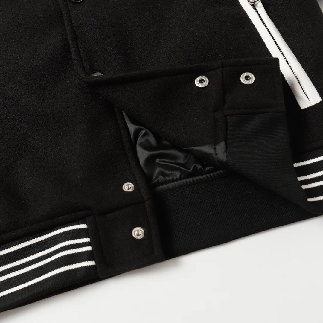 P390 -Amiri's classic bone embroidery, the same baseball jersey as Jackson Wang -Using towel embroidery and flat embroidery mixed with thousands of needle embroidery techniques, fashionable and versatile -Made of dragon and phoenix nylon fabrics, soft and comfortable, with high-end and elegant PU sleeves -Pocket double zipper design, restored details M l xl xxl