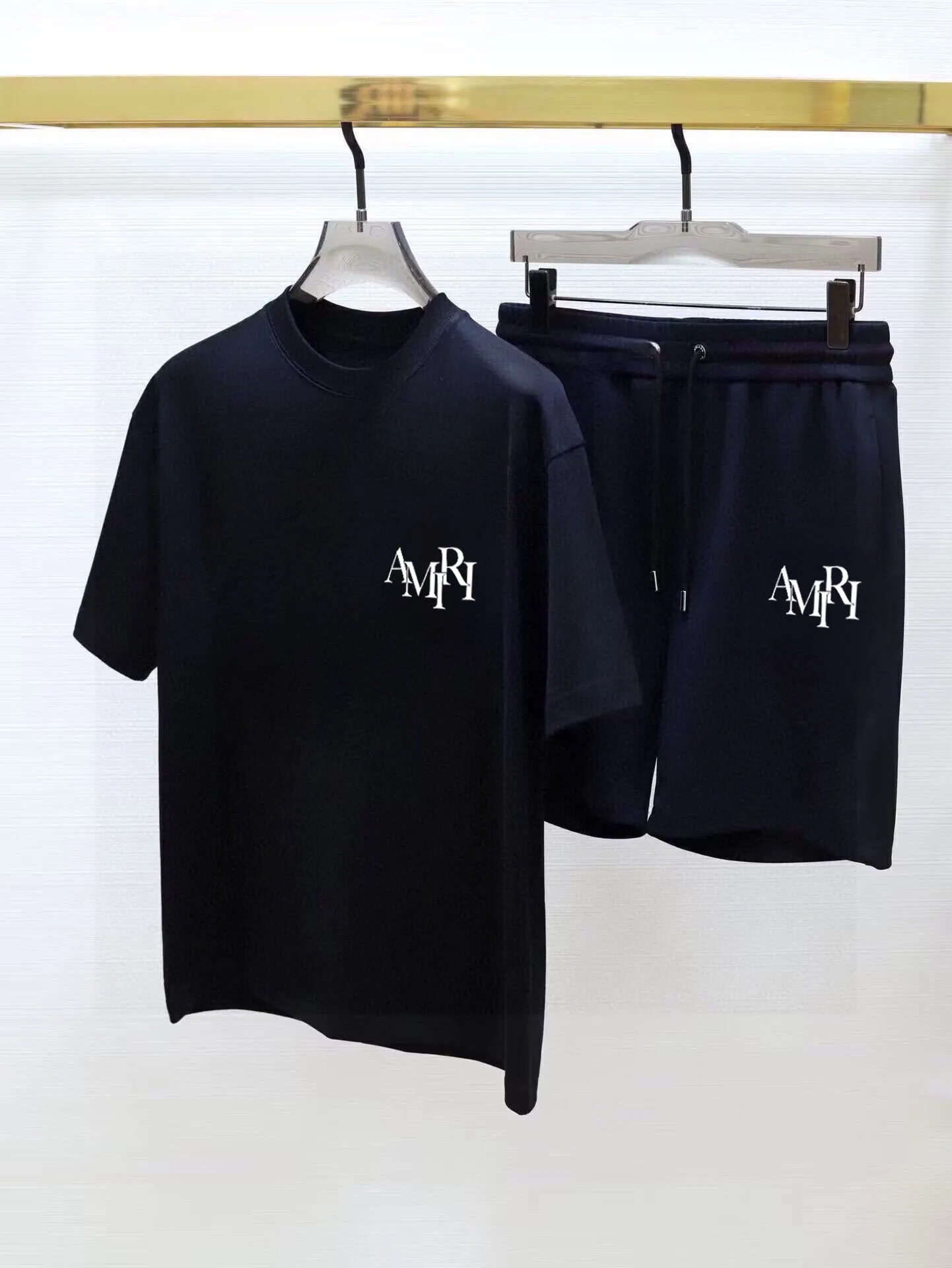 P290 Brand [AMIRI] 2025 new men’s short-sleeved shorts suit! Synchronous sales on the official website! High-end version on the market! It feels delicate and soft! Make you more comfortable to wear! The draped silhouette is awesome! Size: M-5XL (please state your height and weight when placing an order)