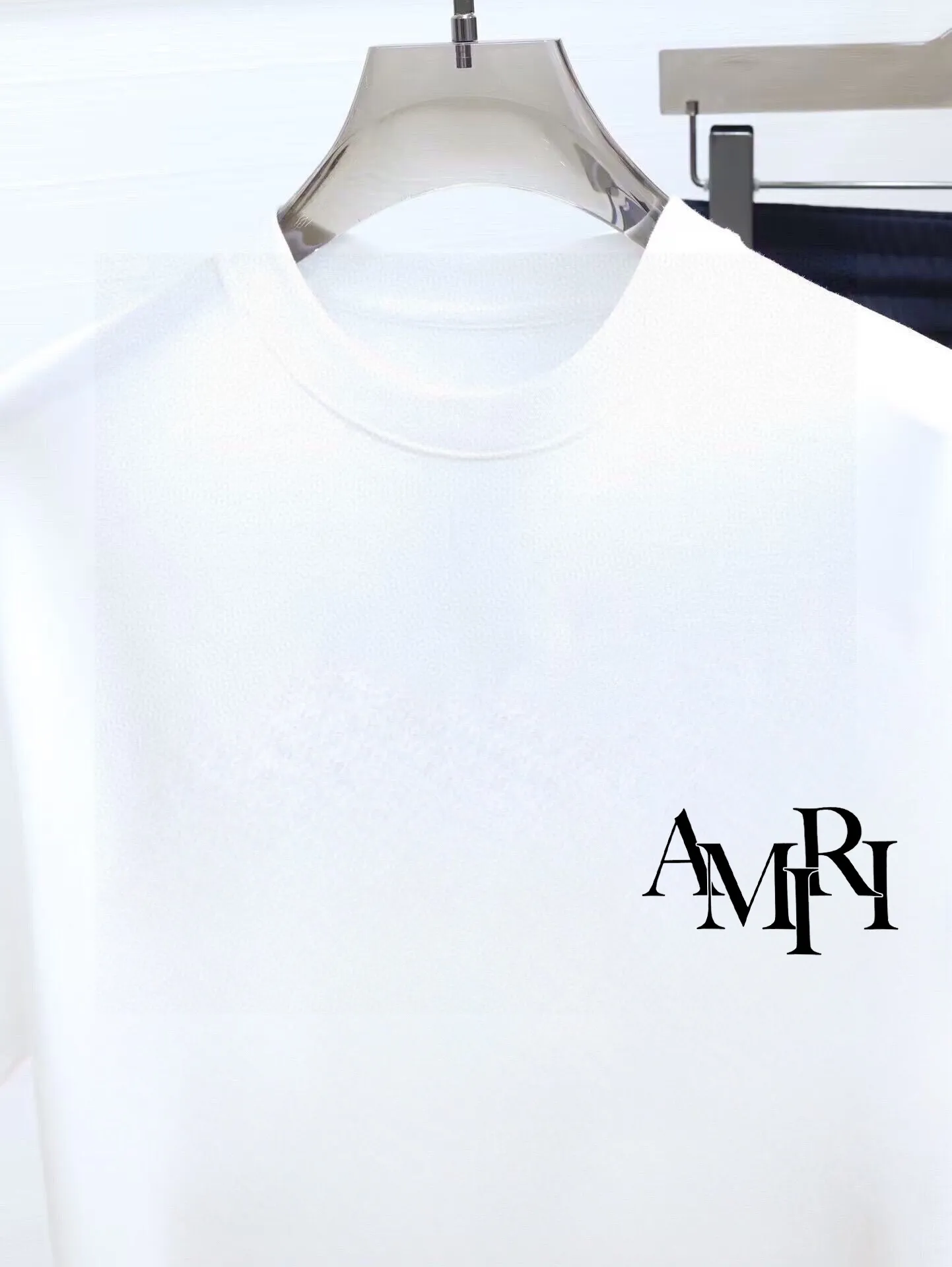 P290 Brand [AMIRI] 2025 new men’s short-sleeved shorts suit! Synchronous sales on the official website! High-end version on the market! It feels delicate and soft! Make you more comfortable to wear! The draped silhouette is awesome! Size: M-5XL (please state your height and weight when placing an order)