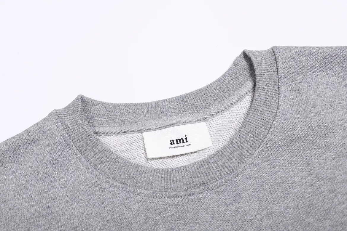 P150 Style No. 204 2025 embroidered large chapter style (with matching straight-leg sweatpants without color difference) AMI 2025 autumn and winter classic large chapter round neck sweatshirt 15 colors to meet everyone's needs. The fabric is made of 380 grams of pure cotton fabric, which is thick and textured. The whole network's counters purchase quality supporting output, which perfectly restores the genuine Zhang Zi. All thick wool knits are used. The absolute quality can be compared with any store in the market at will. There is no color difference in the fixed-dyed threads. The detailed accessories and tag packaging are all 1:1 with the genuine products. The ingenuity spirit gives back to customers.   Color: Gray Size: S M L XL