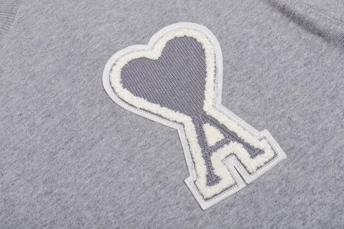 P150 Style No. 204 2025 embroidered large chapter style (with matching straight-leg sweatpants without color difference) AMI 2025 autumn and winter classic large chapter round neck sweatshirt 15 colors to meet everyone's needs. The fabric is made of 380 grams of pure cotton fabric, which is thick and textured. The whole network's counters purchase quality supporting output, which perfectly restores the genuine Zhang Zi. All thick wool knits are used. The absolute quality can be compared with any store in the market at will. There is no color difference in the fixed-dyed threads. The detailed accessories and tag packaging are all 1:1 with the genuine products. The ingenuity spirit gives back to customers.   Color: Gray Size: S M L XL