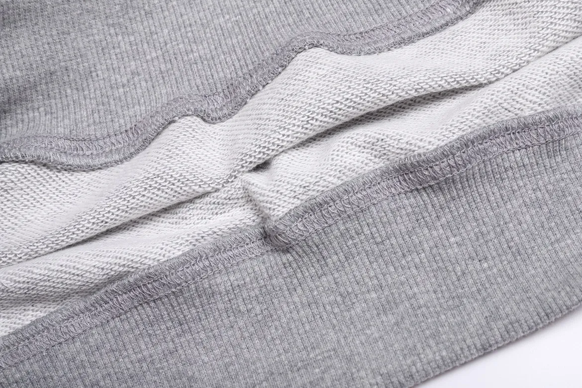 P150 Style No. 204 2025 embroidered large chapter style (with matching straight-leg sweatpants without color difference) AMI 2025 autumn and winter classic large chapter round neck sweatshirt 15 colors to meet everyone's needs. The fabric is made of 380 grams of pure cotton fabric, which is thick and textured. The whole network's counters purchase quality supporting output, which perfectly restores the genuine Zhang Zi. All thick wool knits are used. The absolute quality can be compared with any store in the market at will. There is no color difference in the fixed-dyed threads. The detailed accessories and tag packaging are all 1:1 with the genuine products. The ingenuity spirit gives back to customers.   Color: Gray Size: S M L XL