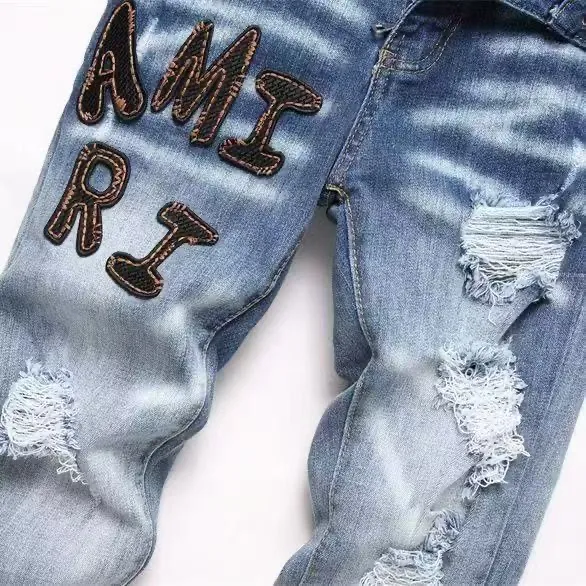 #M44 P168💰 Amiri classic embroidered patched leather ripped letter skinny jeans. Slim skinny jeans. Produced by a major washed factory. Full of high-end feel. Knee part destroyed design with patchwork design. Already used as facade design. Leather waist nameplate. The focus of this style is not on the washing, but on the destroyed shape and version. The secret lies in the craftsmanship of the master. The cost of post-processing, grinding, cutting, etc. is far beyond the cost of assembly line products. Color: Picture color Size: 30-32-34-36