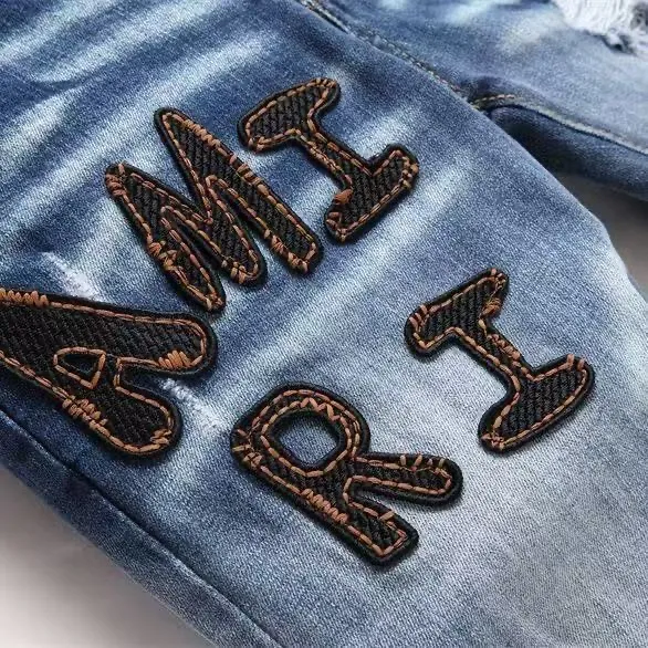 #M44 P168💰 Amiri classic embroidered patched leather ripped letter skinny jeans. Slim skinny jeans. Produced by a major washed factory. Full of high-end feel. Knee part destroyed design with patchwork design. Already used as facade design. Leather waist nameplate. The focus of this style is not on the washing, but on the destroyed shape and version. The secret lies in the craftsmanship of the master. The cost of post-processing, grinding, cutting, etc. is far beyond the cost of assembly line products. Color: Picture color Size: 30-32-34-36