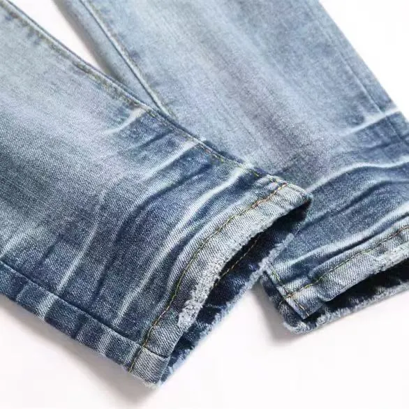 #M44 P168💰 Amiri classic embroidered patched leather ripped letter skinny jeans. Slim skinny jeans. Produced by a major washed factory. Full of high-end feel. Knee part destroyed design with patchwork design. Already used as facade design. Leather waist nameplate. The focus of this style is not on the washing, but on the destroyed shape and version. The secret lies in the craftsmanship of the master. The cost of post-processing, grinding, cutting, etc. is far beyond the cost of assembly line products. Color: Picture color Size: 30-32-34-36